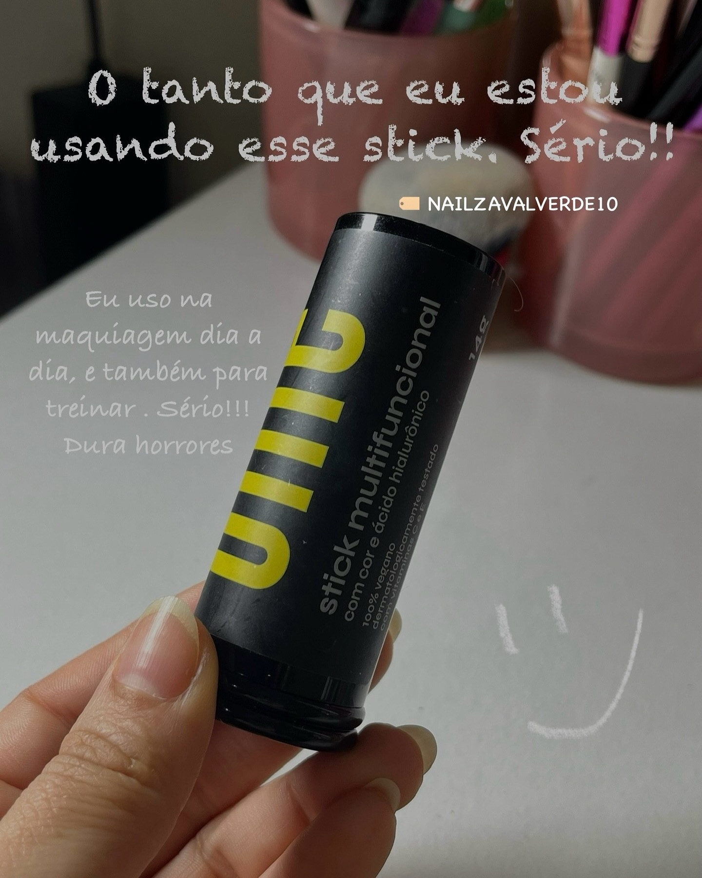 Amiga, sabe aqueles produtinhos que a gente usa tanto que vira amor verdadeiro? Em OUTUBRO, esses foram os meus melhores companheiros! 💄✨ Cada um deles tem um lugarzinho especial na minha rotina, e eu precisava compartilhar com você! 

✨ Bastão Ollie: Pele prática e que dura o dia todo!
✨ blush Quem dice Berenice: a mistura do iluminador + o blush fica com aquele glow que parece que está saindo de dentro da pele. 
✨ blush niina Secrets: sério! Esse blush deixa você com uma cara de saudável e acabei de comer um pêssego 🍑 haha. 
✨ blush oceane: se você gosta de bastante glow vai nele. Você vai amar. 
✨ Máscara de cílios marrom: destaca o olhar de um jeito suave.
✨ Gel de sobrancelha: sobrancelhas impecáveis o dia todo.
✨ Batom vermelho: o poder de transformar qualquer look! E você vai se sentir uma grande gata 🫨. Vai por mim! 
✨ Lip combo: lábios lindos e hidratados na medida!

#maquiagem #make #makedia #makediaadia #makenatural #maquiagemnatural #maquiagemlovers #maquiagemperfeita #maquiagemnacional #amomaquiagem #makeup #makes #makeuptutorial #dicasdemaquiagem #dicasdebelezaesaude #beleza #dicasdemake #autocuidado #automaquiagem