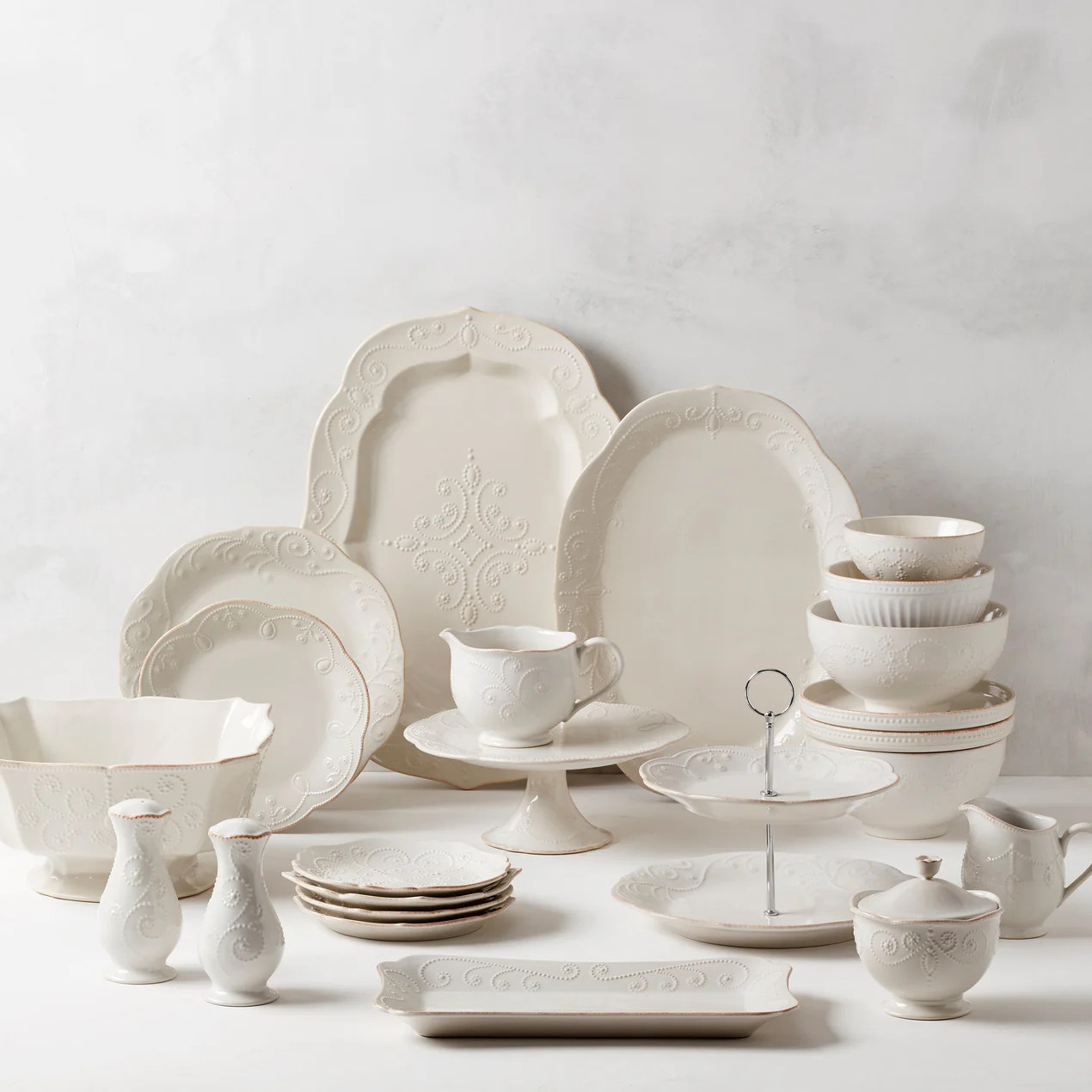 French Perle ™ Pedestal Cake Plate | Lenox