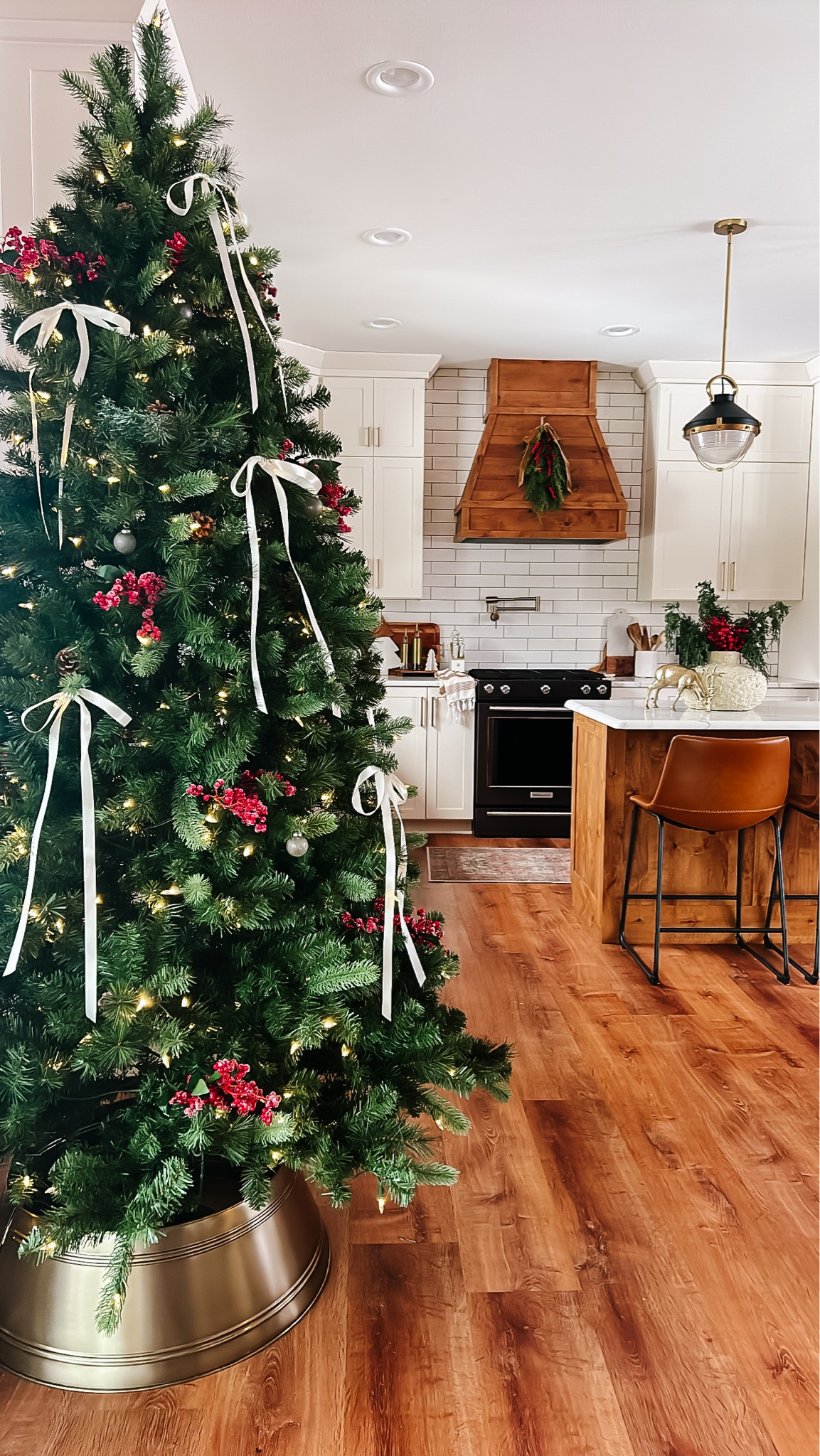 Christmas kitchen views 🥰🎄

#LTKHoliday #LTKSeasonal #LTKHome