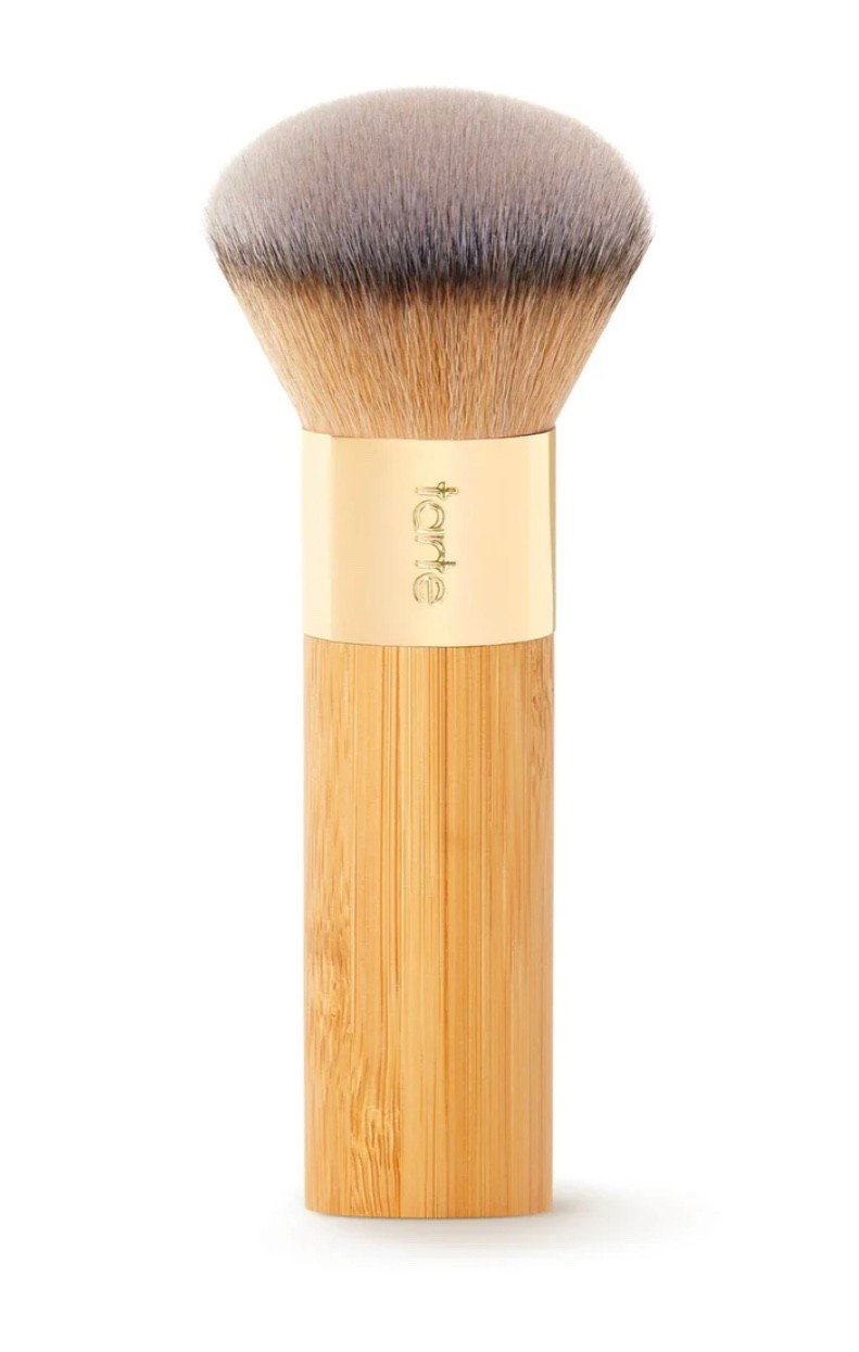 The most elite foundation brush! Diffuses foundation for an absolutely FLAWLESS application! I’ve tried SO many brushes and always come back to this one. It’s affordable too! 