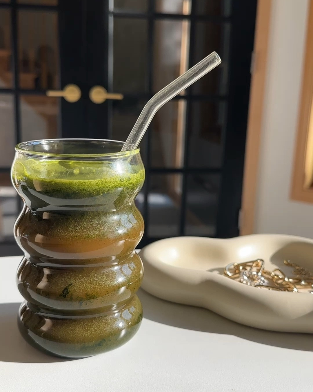 Greens, carrots and some fruits in my juice this morning. This bubble glass, straw and cloud dish with the sun beaming in on it is making me so happy 😍.