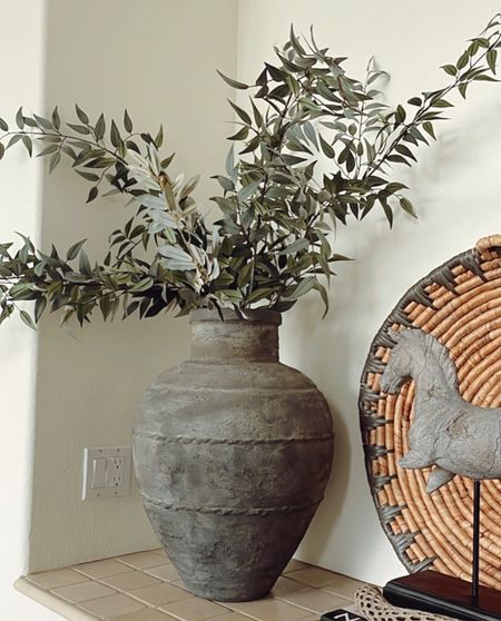 Artesian stoneware vase from Pottery Barn 🙌🏻

#homedecor #entryway #consoletable