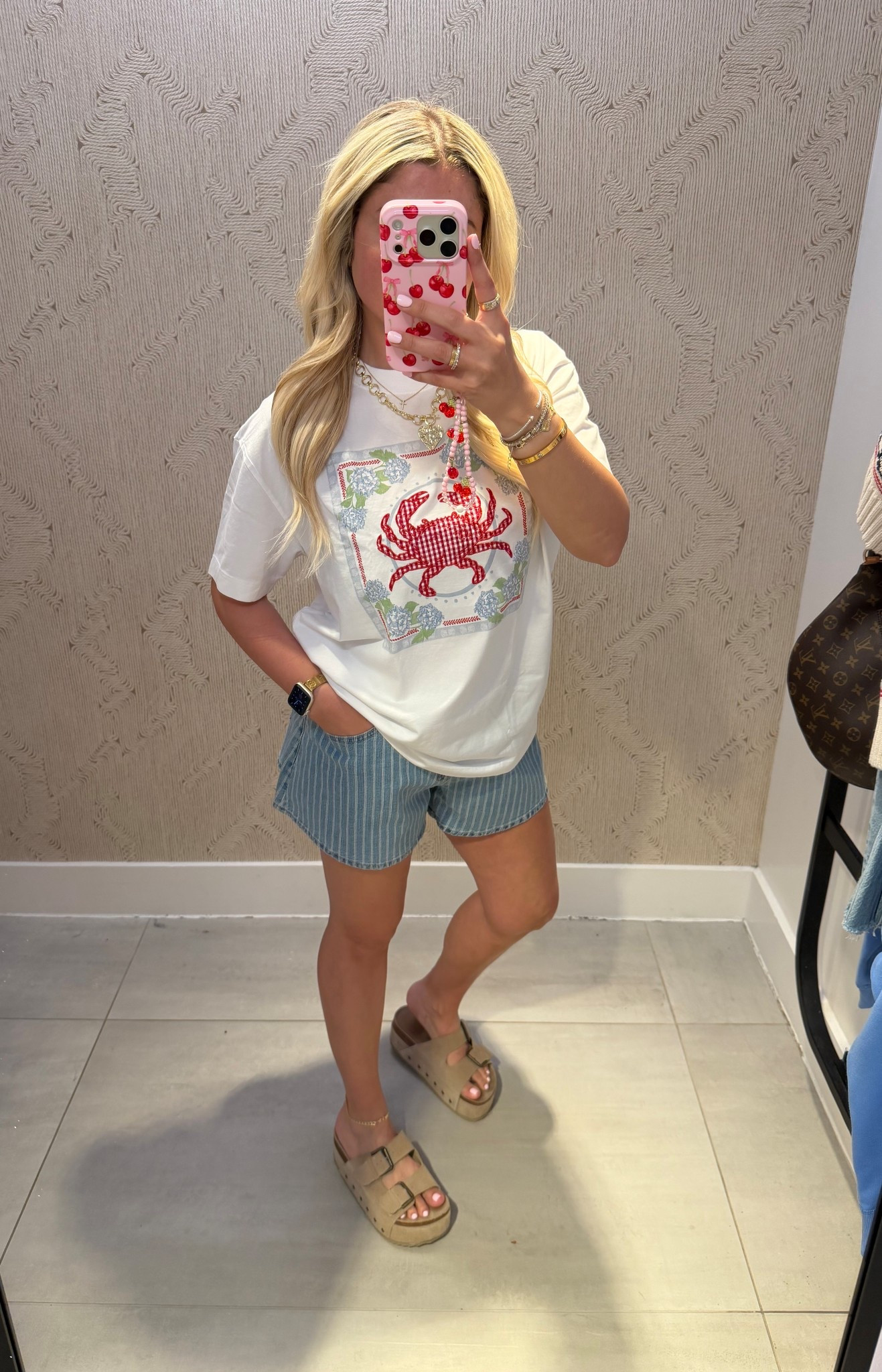 New @abercrombie outfit
Size small graphic tee
Denim shorts 27
Sandals tts
