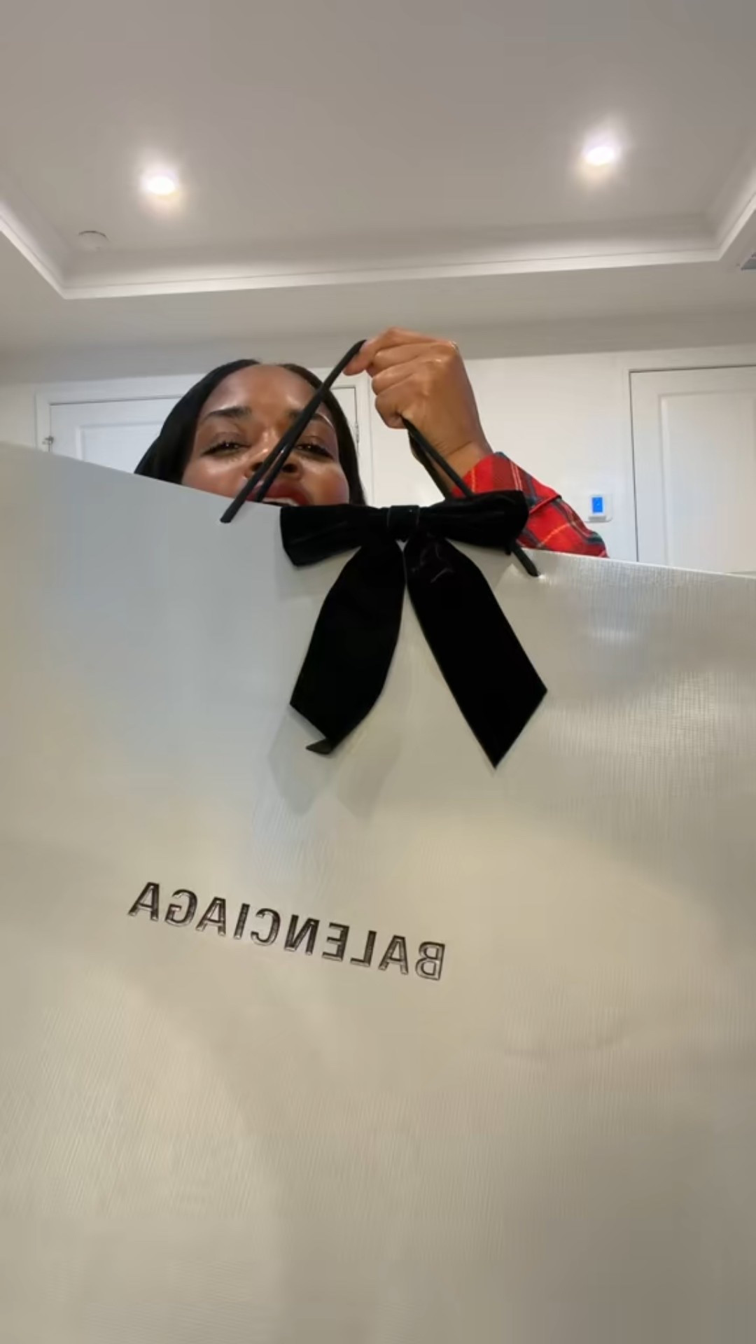 Unboxing this lovely city bag in Ralph Lauren pjs so comfy!! 