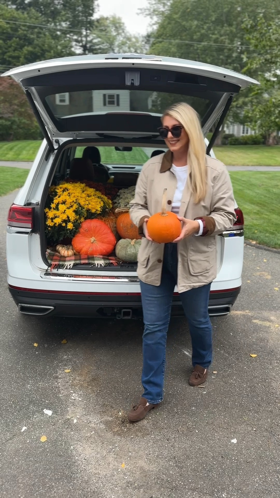 Fall Haul Day 🎃 called for a classic barn jacket. This one is the men’s version (which I like better)…just size down. 

Barn coat, barn jacket, fall jacket, tan and corduroy jacket, canvas jacket, j. Crew barn coat, 1980’s barn coat