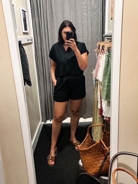 Madewell is 30% off! Use code warm up!

I’m in the large of the top, runs snug at chest. Cropped.

I’m in the medium of the shorts, size up for a looser fit at hips and waist.