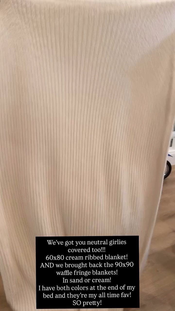 We’ve got you neutral girlies covered too!!!
60x80 cream ribbed blanket!
AND we brought back the 90x90 waffle fringe blankets!
In sand or cream!
I have both colors at the end of my bed and they’re my all time fav! 
SO pretty!