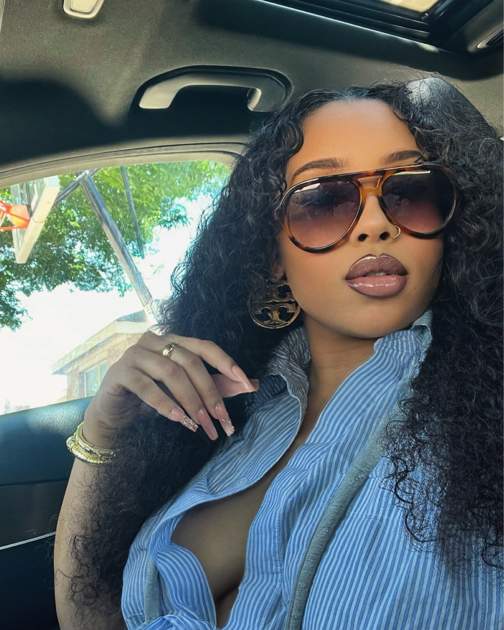 Long story short…he STILL shooting his shot 💅🏽
P.S all you gotta do is love me & be loyal 💯😘♋️

Makeup & accessories @nayavista
Nails @nailbaeshop