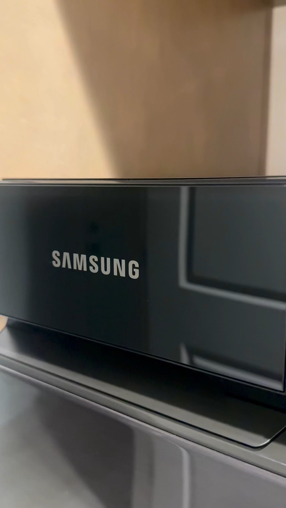 Never thought I’d say this… but laundry day is kinda my thing now 🧺💁‍♀️

My Bespoke AI washer + dryer duo does all the thinking for me—adjusting detergent, water, heat, and time so every load’s just right.

Bonus: Thanks to the SmartThings app, I can manage it all from my phone and save energy while l'm at it. Easy, breezy, energy-saving. 😍

#SamsungBespoke #SmartThings #samsungappliances #samsung #samsungwasher #samsungdryer #laundrytok #laundryroom #washcombo #laundrymusthaves #laundryday 