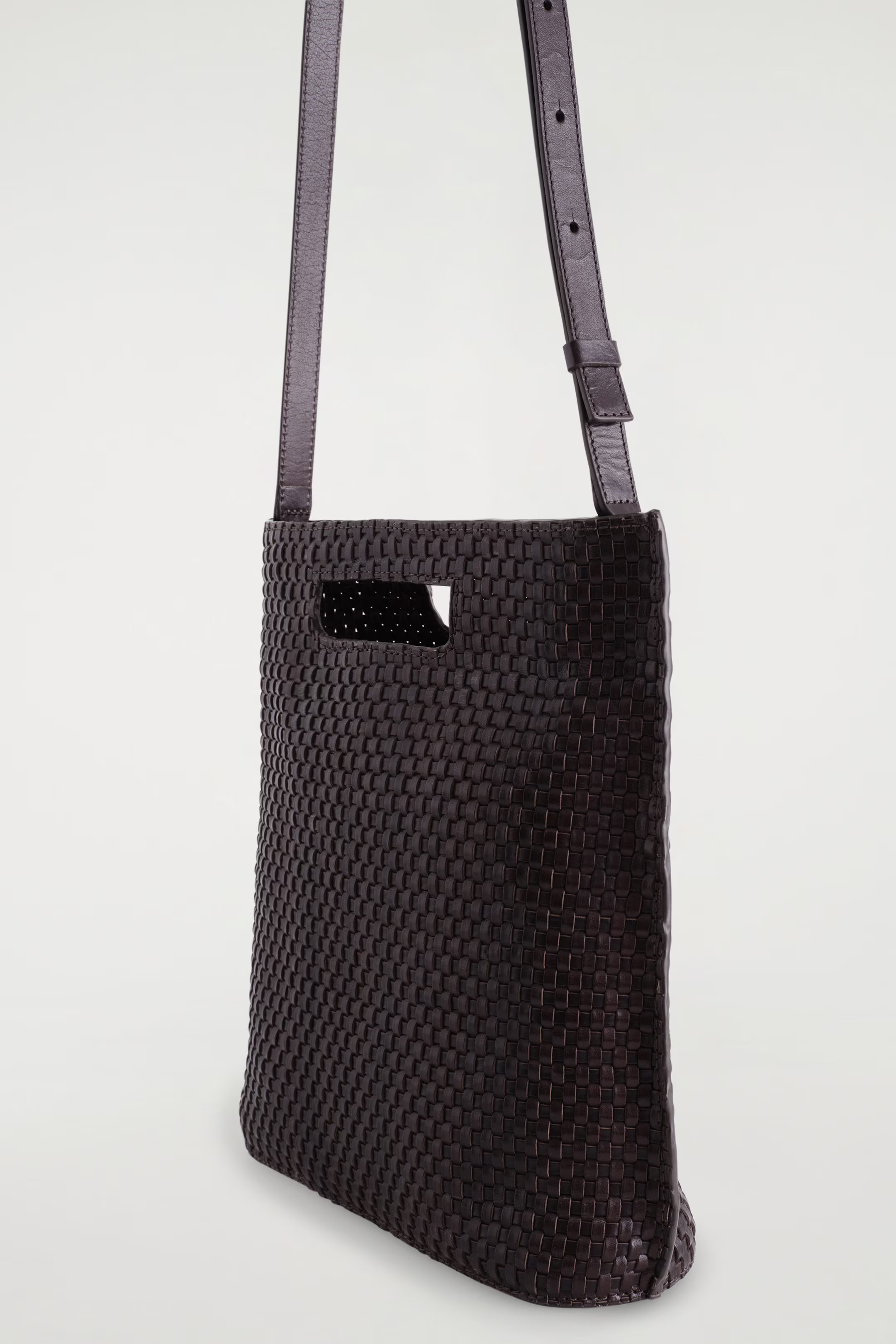 FOLIO HANDGEFLOCHTENE TASCHE - LEDER - DUNKELBRAUN | COS | COS (EU)