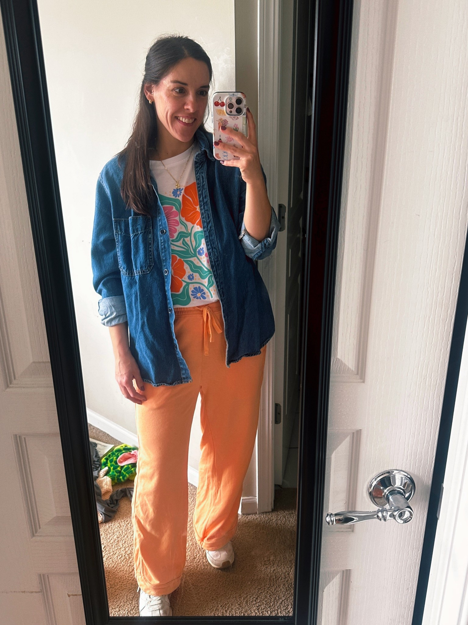 This is one of those combos you can throw on for school drop-off, errands, or a casual lunch and still feel put together. The graphic tee adds the fun pop of color, and layering a lightweight denim button-down instantly pulls it all together.

The pants are insanely comfortable but still look styled (elastic waist = yes please), and the sneakers keep it practical for busy days.

✔️ easy everyday outfit
✔️ comfortable but still cute
✔️ perfect for early spring temps
