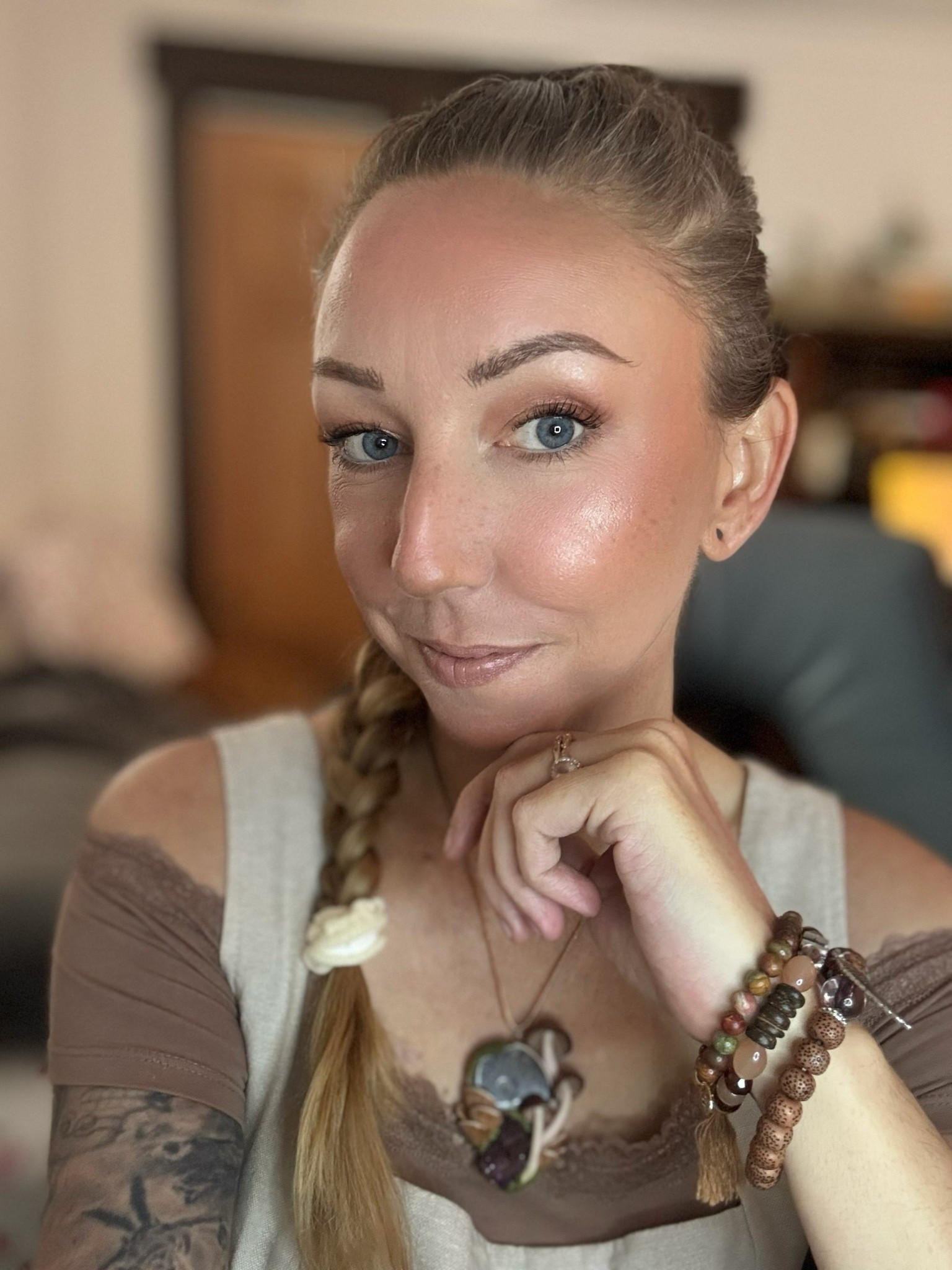 Today’s makeup look ✨

I used eyeshadows that you unfortunately can’t buy anymore but are easily duped!