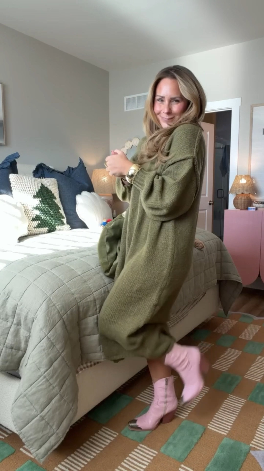 If you need one dress to get you through the next few weeks, this is it.
Throw it on, change the accessories, done.

✔️ comfy
✔️ flattering
✔️ easy to dress up or down
✔️ actually wearable for real life

I’m styling it two ways here, but the possibilities are endless — errands, dinners, holiday plans, mom life, all of it.

PS: yes, it arrives before Christmas 🎄