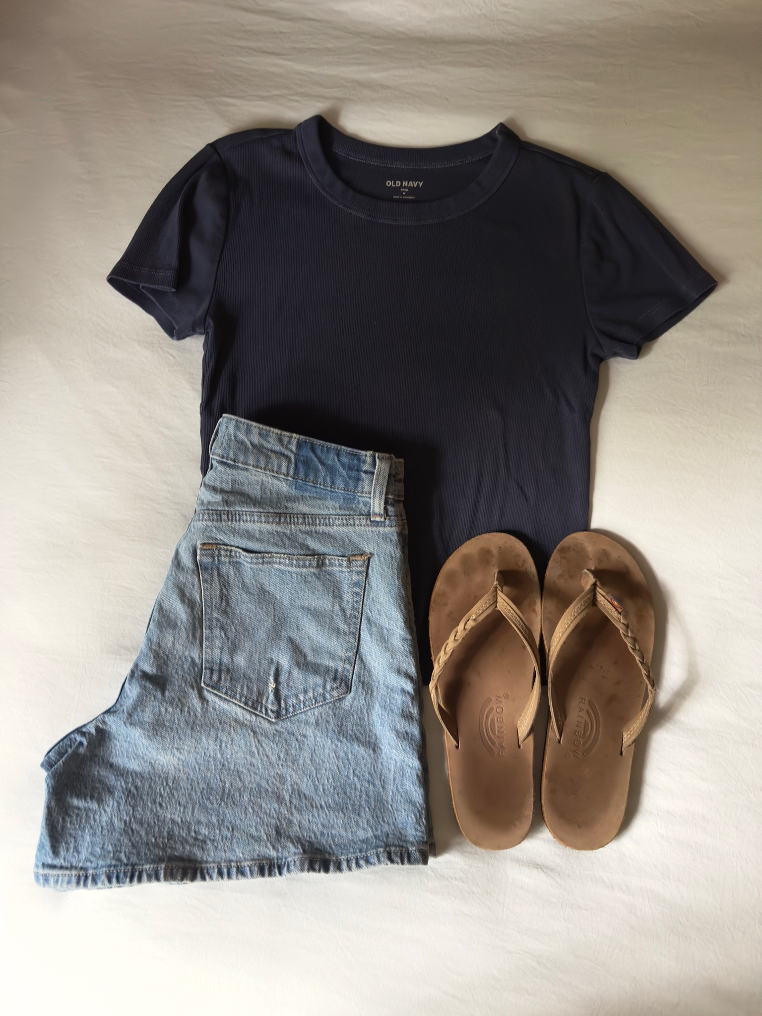 Loving Navy Blue recently 💙

#casualoutfit #basictee #summer #outfitinspo #oldnavy #rainbowflipflops #denimshorts #abercrombie

#LTKootd