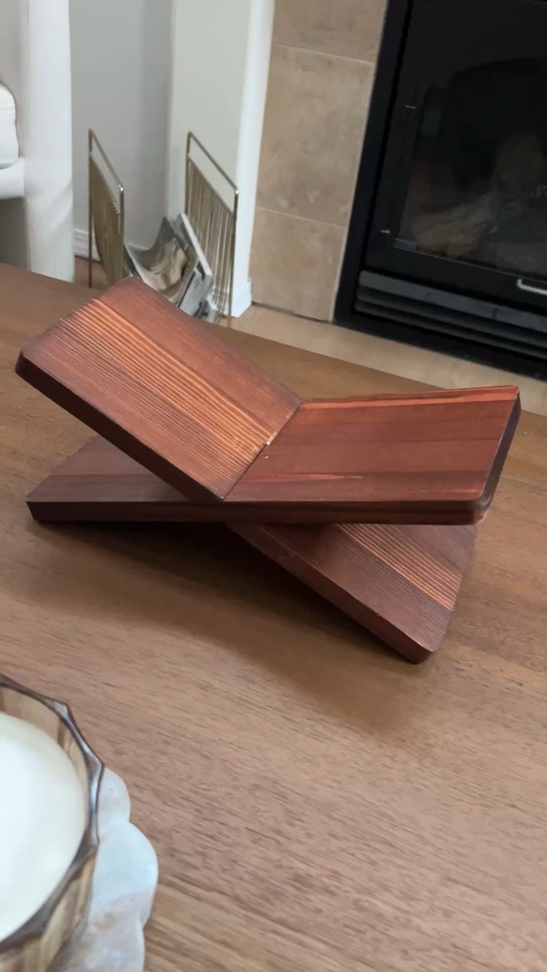 Beautiful book holder! La adición perfecta para tu completar ese espacio en tu hogar .
#bookholder #coffeetabledecor 