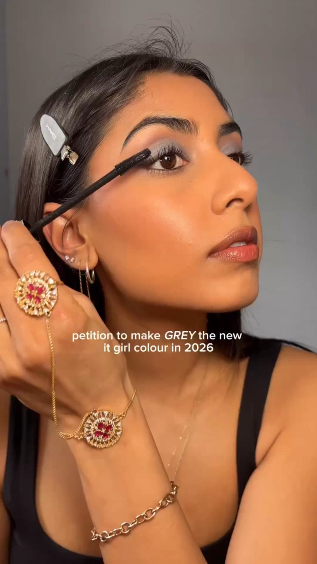Still not over how good this look came out! 🩶
.
.
.
#greyeyeshadow #greymakeup #makeuptutorial #cooltonedmakeup #oliveskin