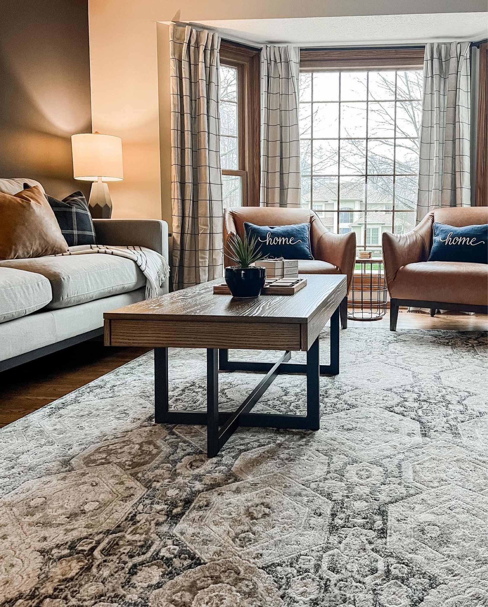 The perfect gathering place 😊 #livingroom #decorbymorr

#LTKhome