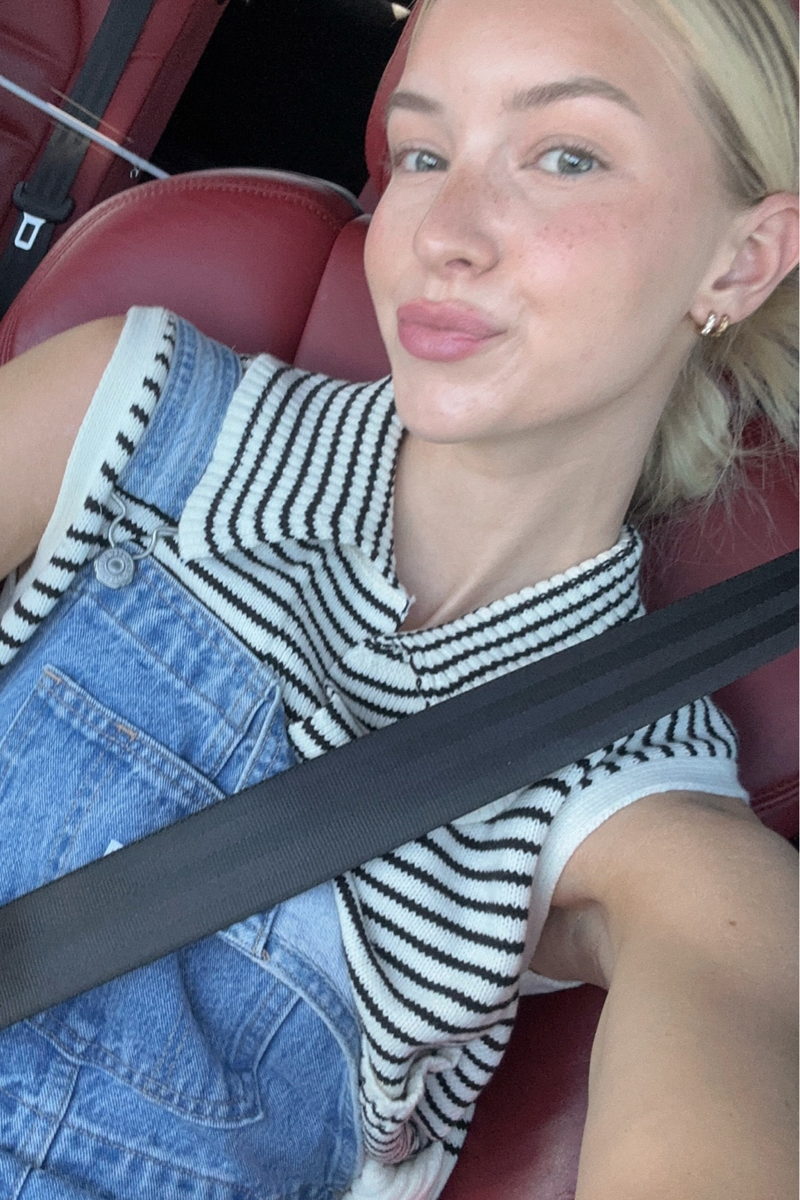 it’s giving old mcdonald had a farm😂🔥

zoco striped sweater top - linked one that looks exactly the same
levi vintage overalls