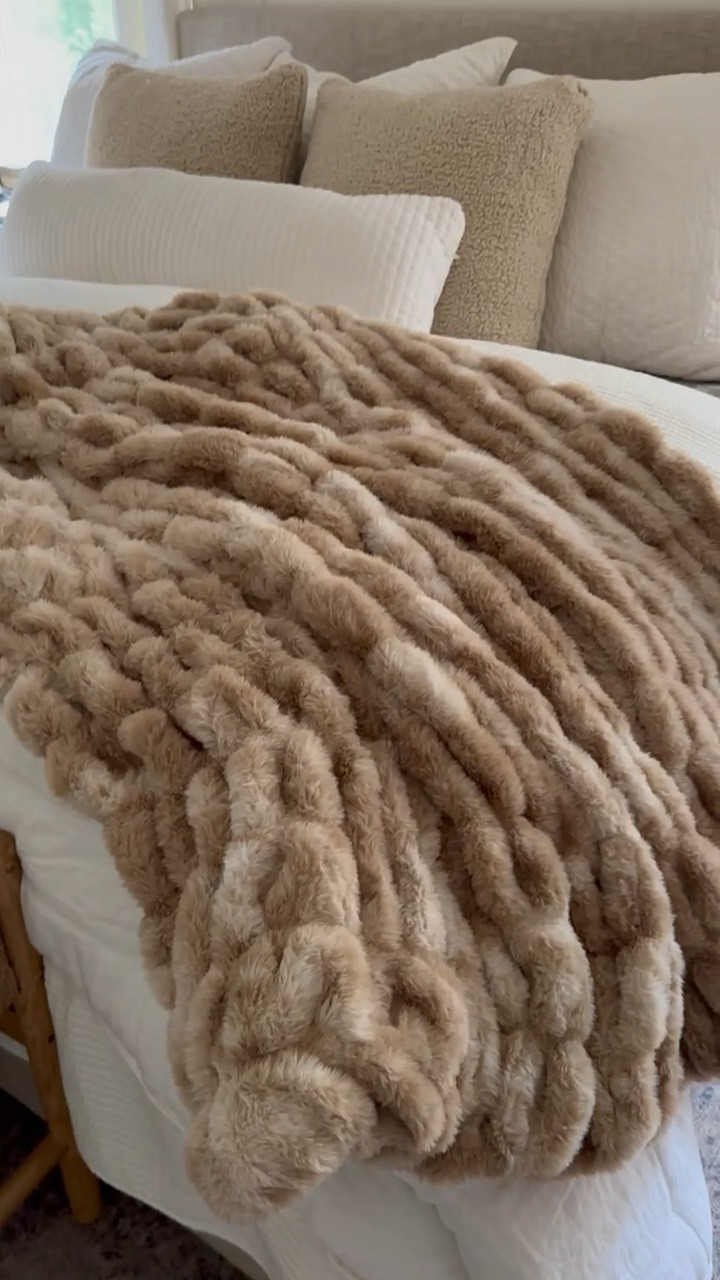 Amazon luxurious faux fur blanket on sale, 20% off right now!!

#LTKSaleAlert #LTKHome #LTKWatchNow