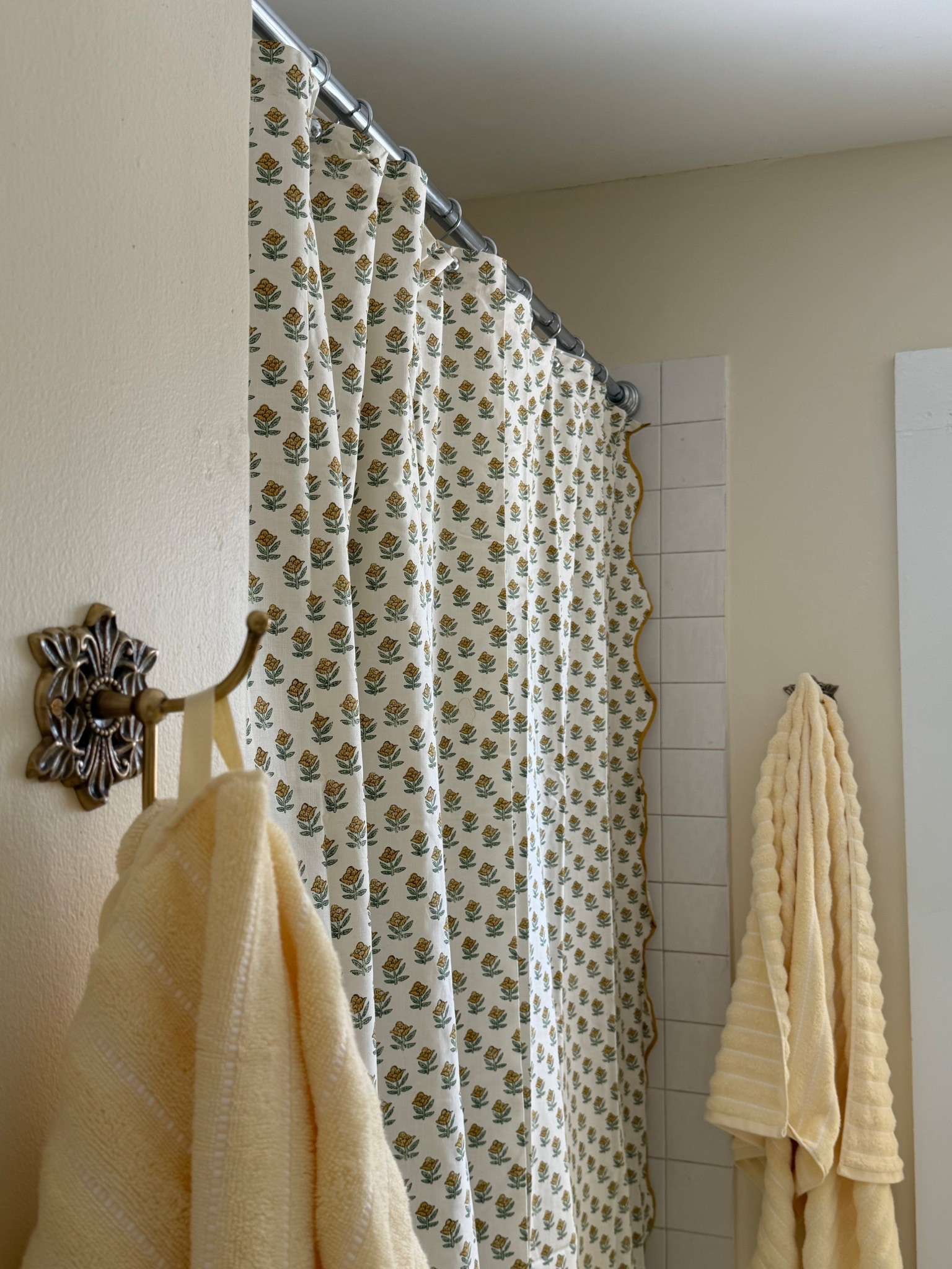 Yellow bathroom 💛 scallop shower curtain, Anthro towel hooks and yellow towels 

#LTKmorningroutine #LTKHome