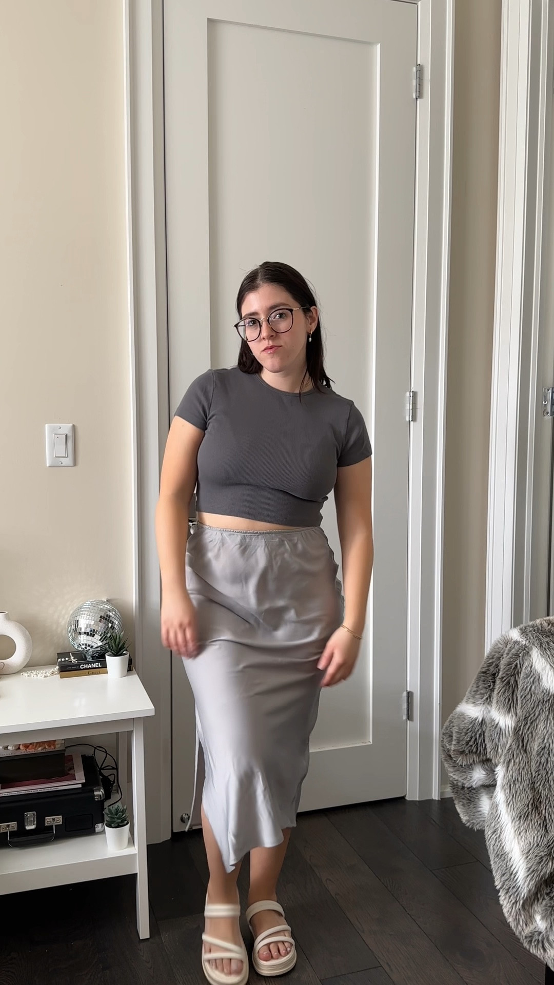 loving these grey tones together 


Midi skirt, grey skirt, satin skirt, silk skirt,, summer fashion 2024, summer fashion trends 2024, summer outfits, summer outfit ideas