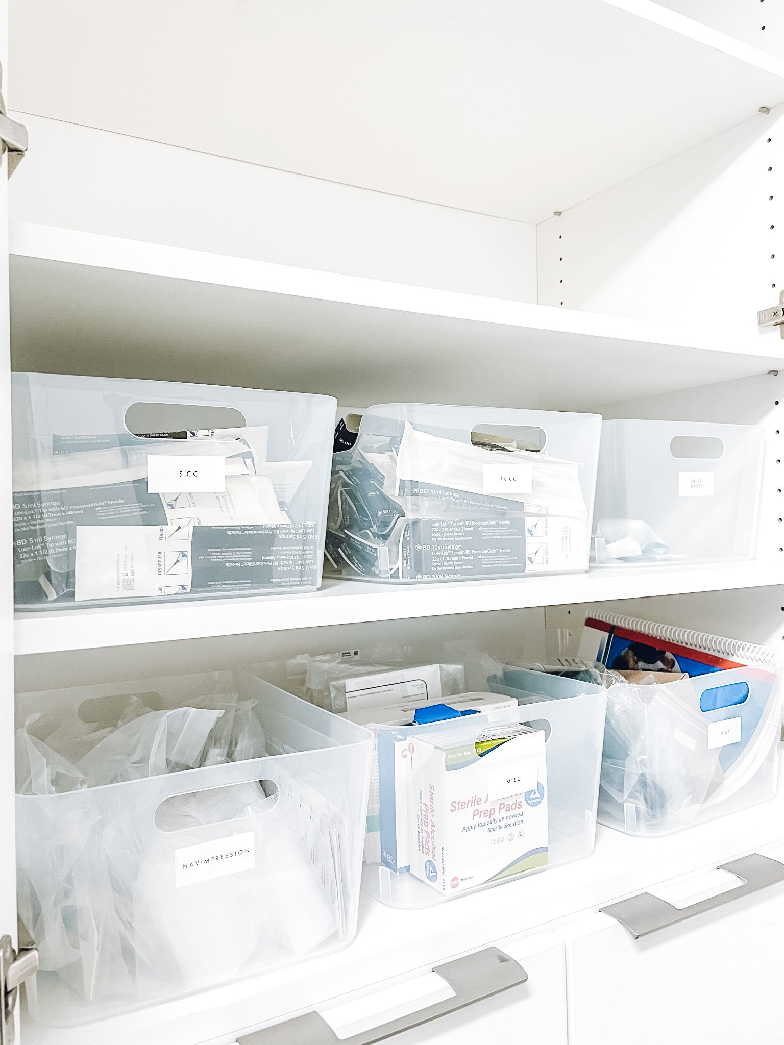 Storage organization✨ Plastic Storage Bin W/ Handles. 