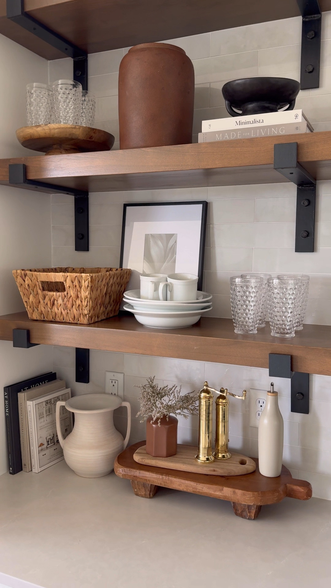 Kitchen shelving decor
Shelf styling
Amazon home
Target home
H&M home
Etsy
Vases, vessels, coffee table books, brass salt & pepper mills, glasses, serving boards

#LTKHome #LTKParties #LTKSaleAlert