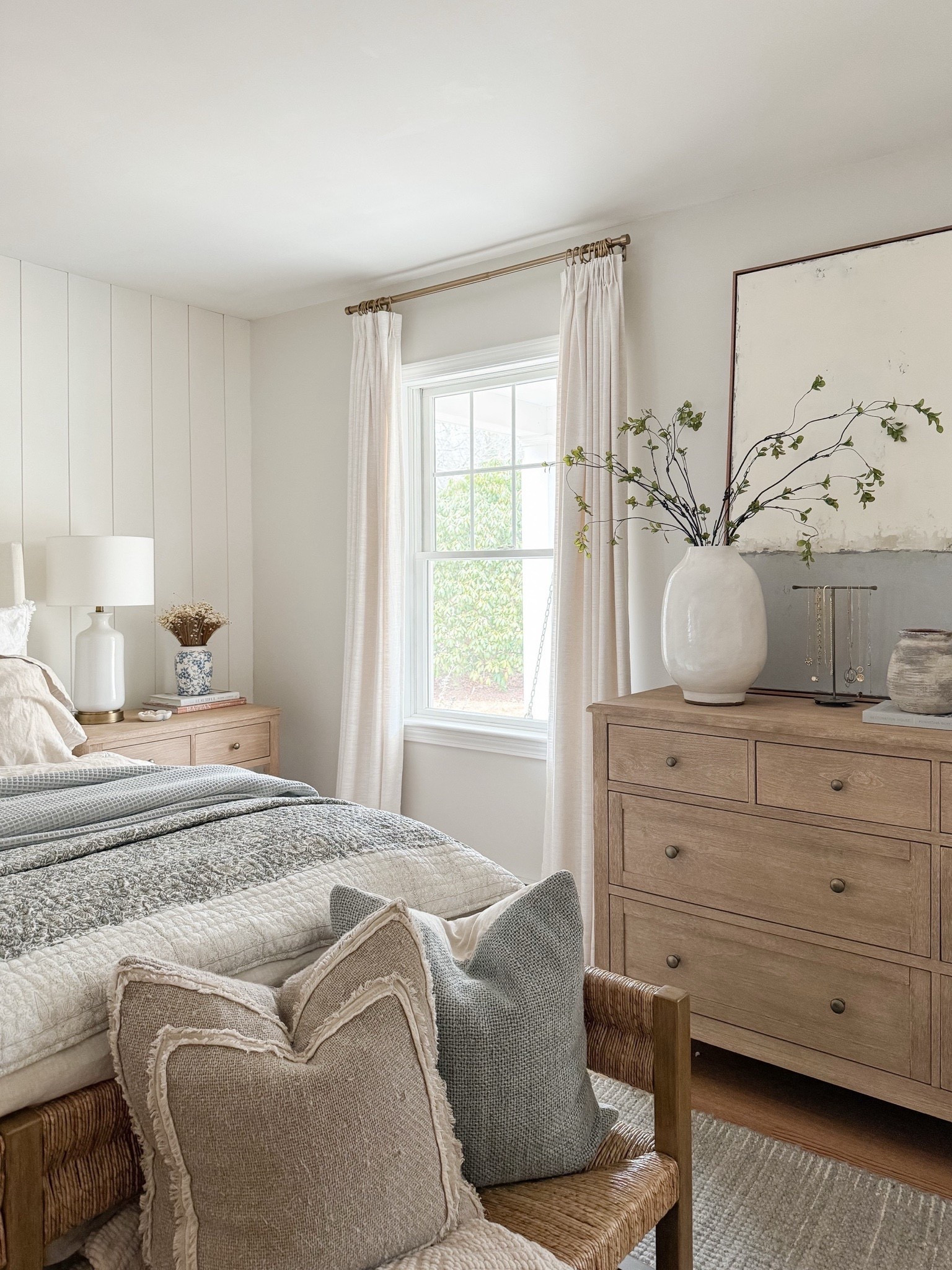 Modern Bedroom Design

Home Home design  Modern home  Home decor  Bedroom design  Bedroom inspo  Bedroom finds  Bed Decor  

Upholstered bed, vintage bench, pottery barn bedding, wall art, nightstand

#LTKHome #LTKFindsUnder50