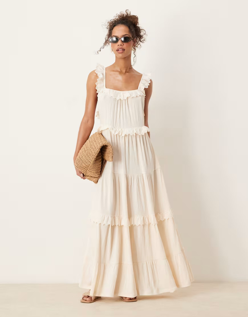 ASOS DESIGN – Gestuftes schwingendes Maxikleid in Weiß mit Spitzeneinsatz und Rüschen | ASOS (Global)