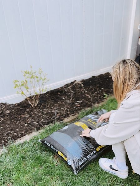 #ad Spring is in the air and thanks to  @lowes SPRINGFEST promotion, I scored 5 bags of premium colored mulch for just $2 each! Getting my garden spring-ready was a breeze. #lowespartner


#LTKhome