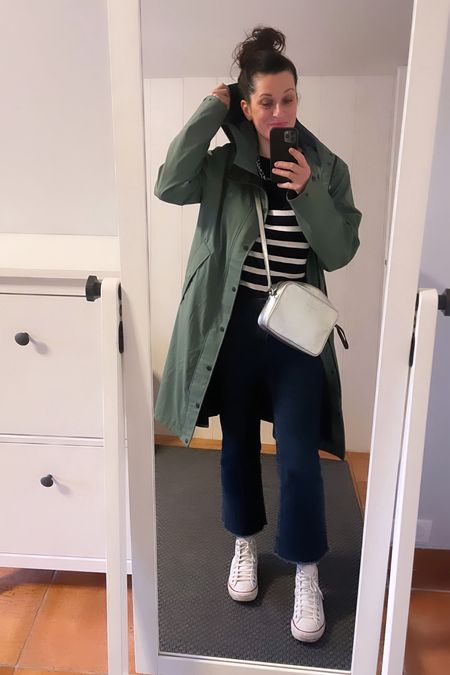 • Green « Jace X » raincoat #americatoday
• Striped navy jumper #uniqlo (linked)
• Cropped flare « Sienna » jeans #mango (linked)
• White leather Chuck Taylor high tops #converse 
• Silver leather camera bag #patriziapepe 

#LTKmidsize #LTKover40 #LTKeurope