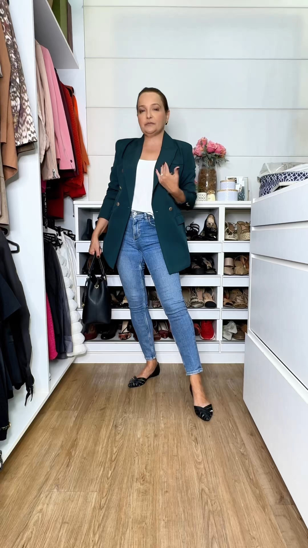 Look com blazer oversized pode ser lindo ou pode ser um desastre 🤭. 

Divido aqui minhas dicas do que costumo fazer para montar looks assim.

Se quiser mando o link das peças. 

#meuestilo #letslinharesstyle #letslinhareslook #blazeroversized

#LTKbrasil