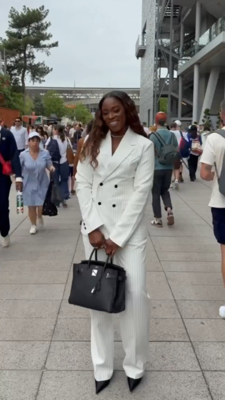 Pinstripe princess Lo
Suit: @manieredevoir
Heels: @christianlouboutin
Bag: @hermes
Hair: @schacle
Makeup: @danibancemakeup
Stylist: @bhampton / @quintonjaxon