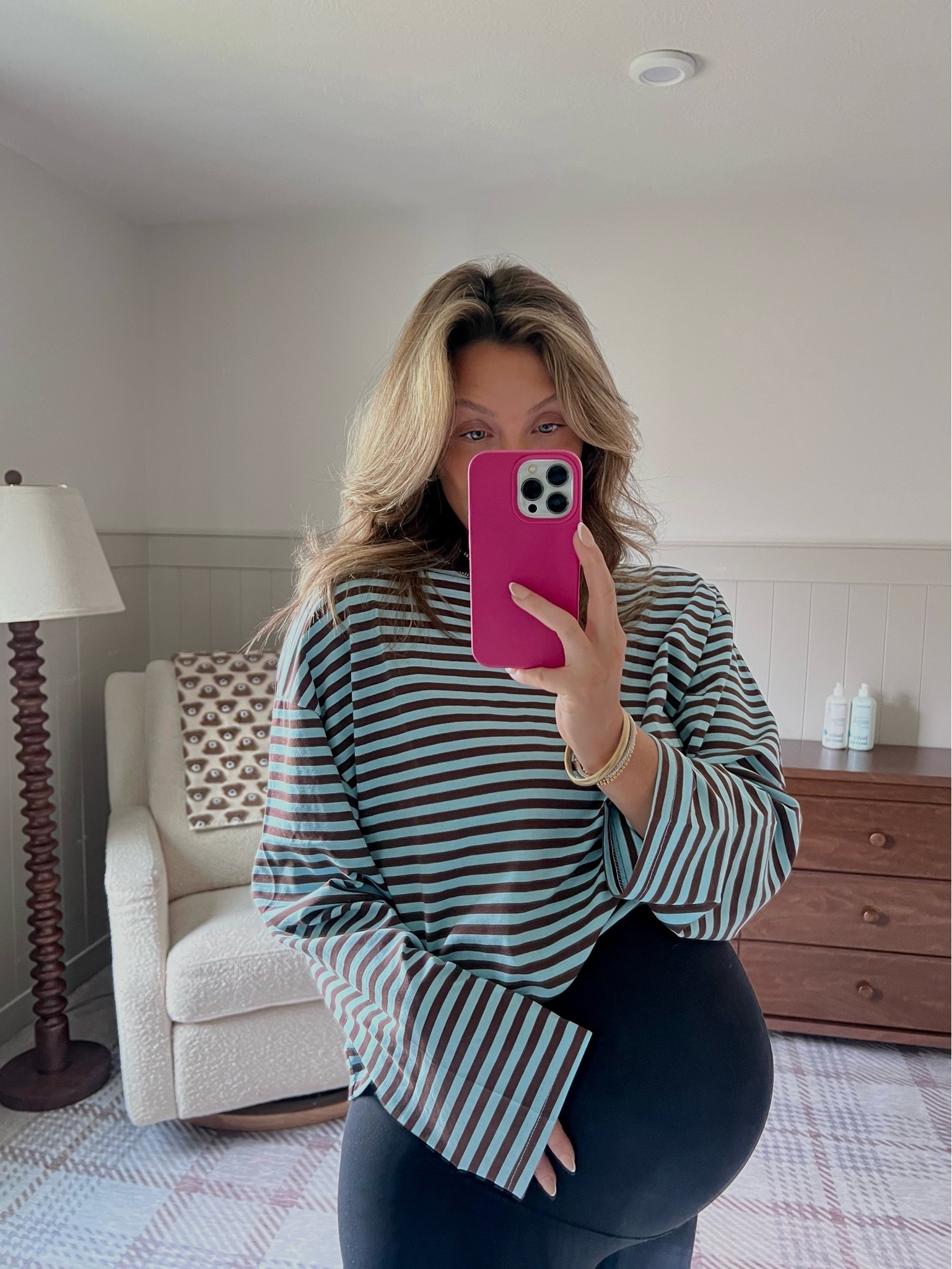 Pregnancy bump friendly leggings + striped Amazon shirt 🩵