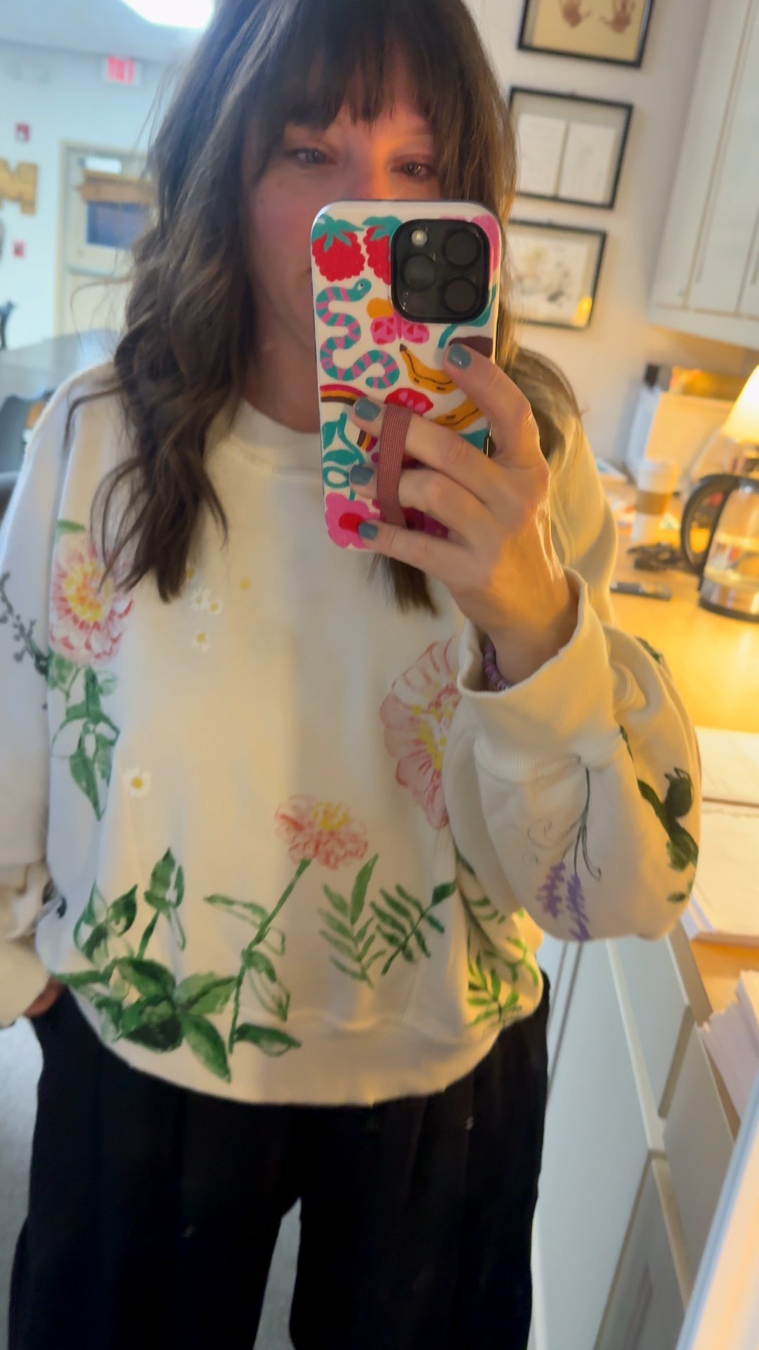 Cuuuuutest sweatshirt for spring! Lightweight but not thin. I sized up to get a bit more length  