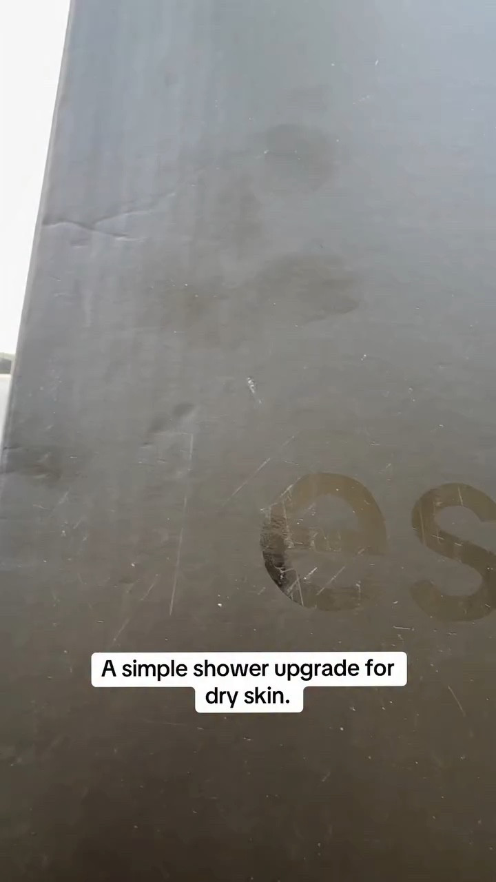 If your skin gets dry and itchy after showering, the esiikn showerhead might be worth trying. This filtered handheld showerhead comes with everything you need, including the wrench, and it also includes a free 3-month filter. I like that it's designed to help make your showed feele for better, and the strong waterspressure makes it feel more powerful and refreshing. If you want to upgrade your shower, this is definitely one to check out."
#creatorsearchinsights #showerhead #showerfilter #filteredshowerhead #ad @eskiinshop