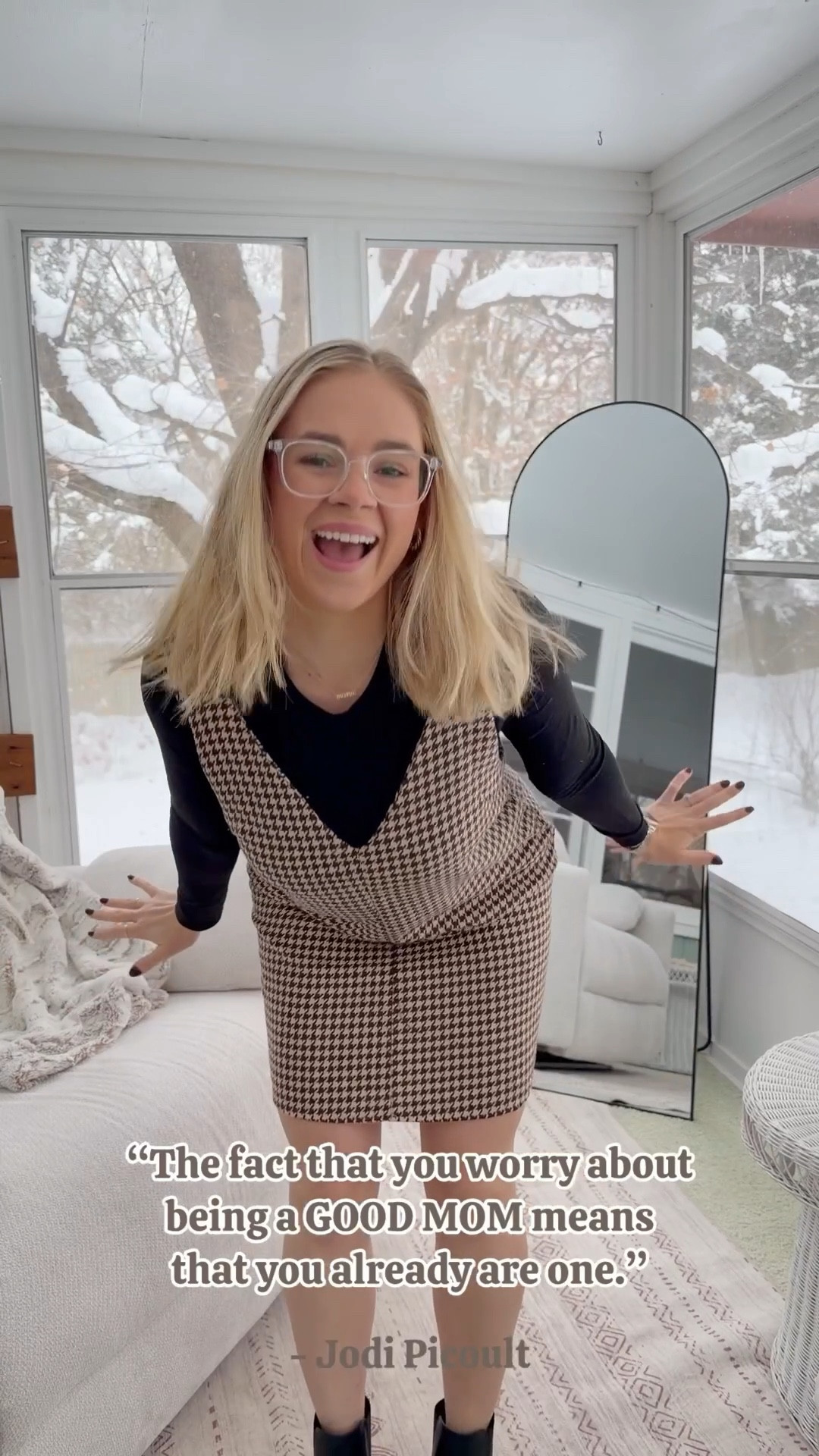 Cute mama OOTD featuring this overall dress from @oyoangle_official 🤎 Sporting my favorite black & brown color combo ofc 😘 

comment “DRESS” to shop 🛍️

#overalldress #dress #shortdress #amazondress 