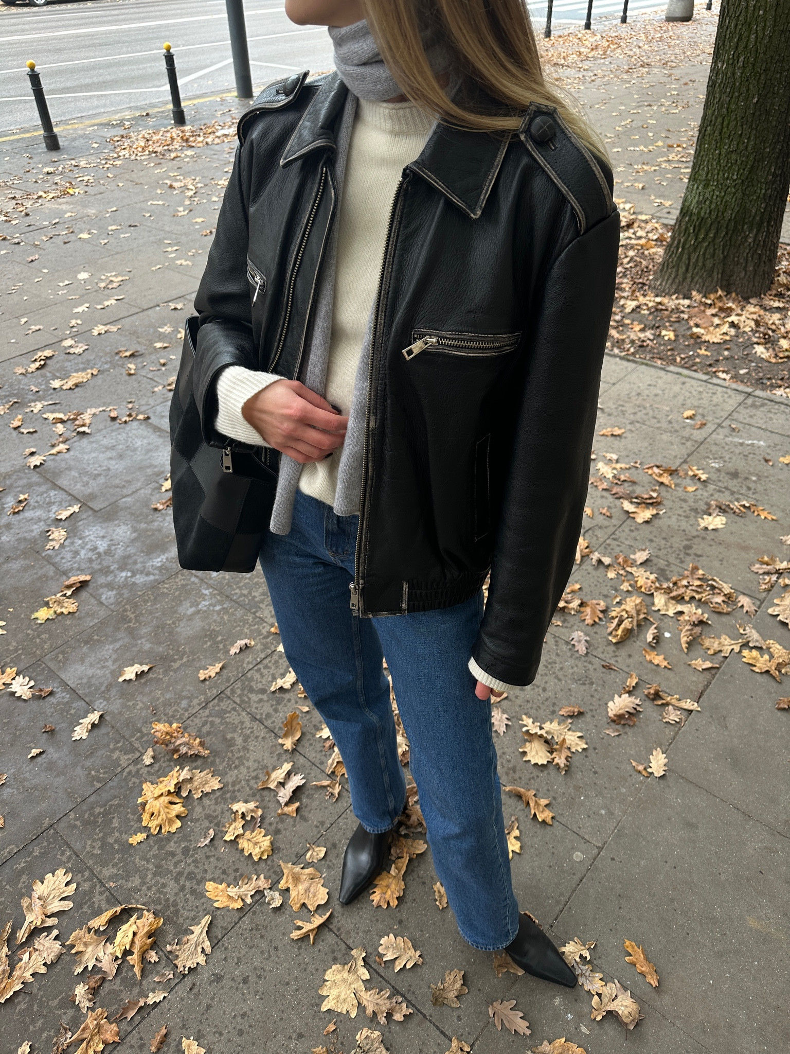 Narrow scarfs looks so perfect during autumn🍂