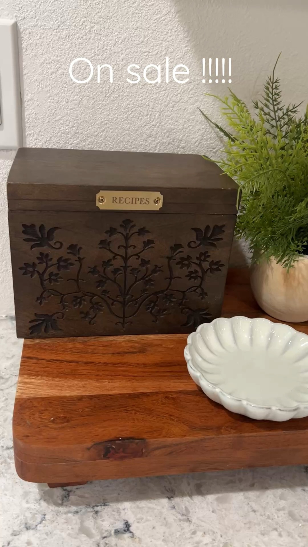Esta hermosa caja para recetas está en oferta por tiempo limitado , aprovecha y ordena la tuya . 🥰 podría ser un regalo muy lindo para el día de las madres .
#mothersdaygift 
#momsgiftideas #kitchendecor #kitchenspring

#LTKHome #LTKMothersDay #LTKSeasonal