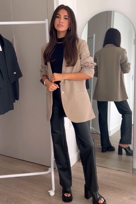 A casual and chick workoutfit.
Blazer and leather trousers 🖤
Inspo: pheebslfashion

#LTKunder100 #LTKworkwear #LTKFind