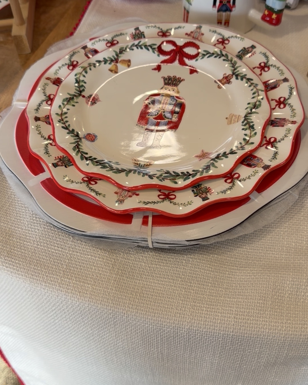 Set the perfect table this Christmas with festive holiday dishes

#diningtable #christmasdishes #christmastable #christmasdecor

#LTKFindsUnder100 #LTKHoliday #LTKHome