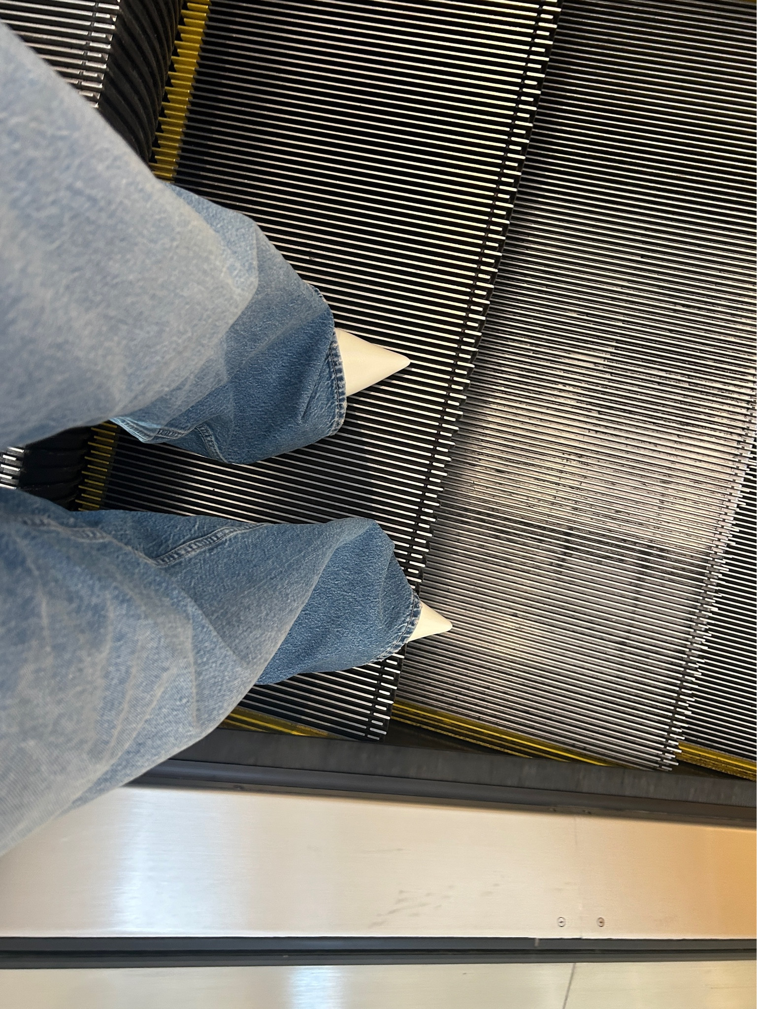 Baggy Jeans & Pointy shoes ✨
Shoes are flats from Na-kd 