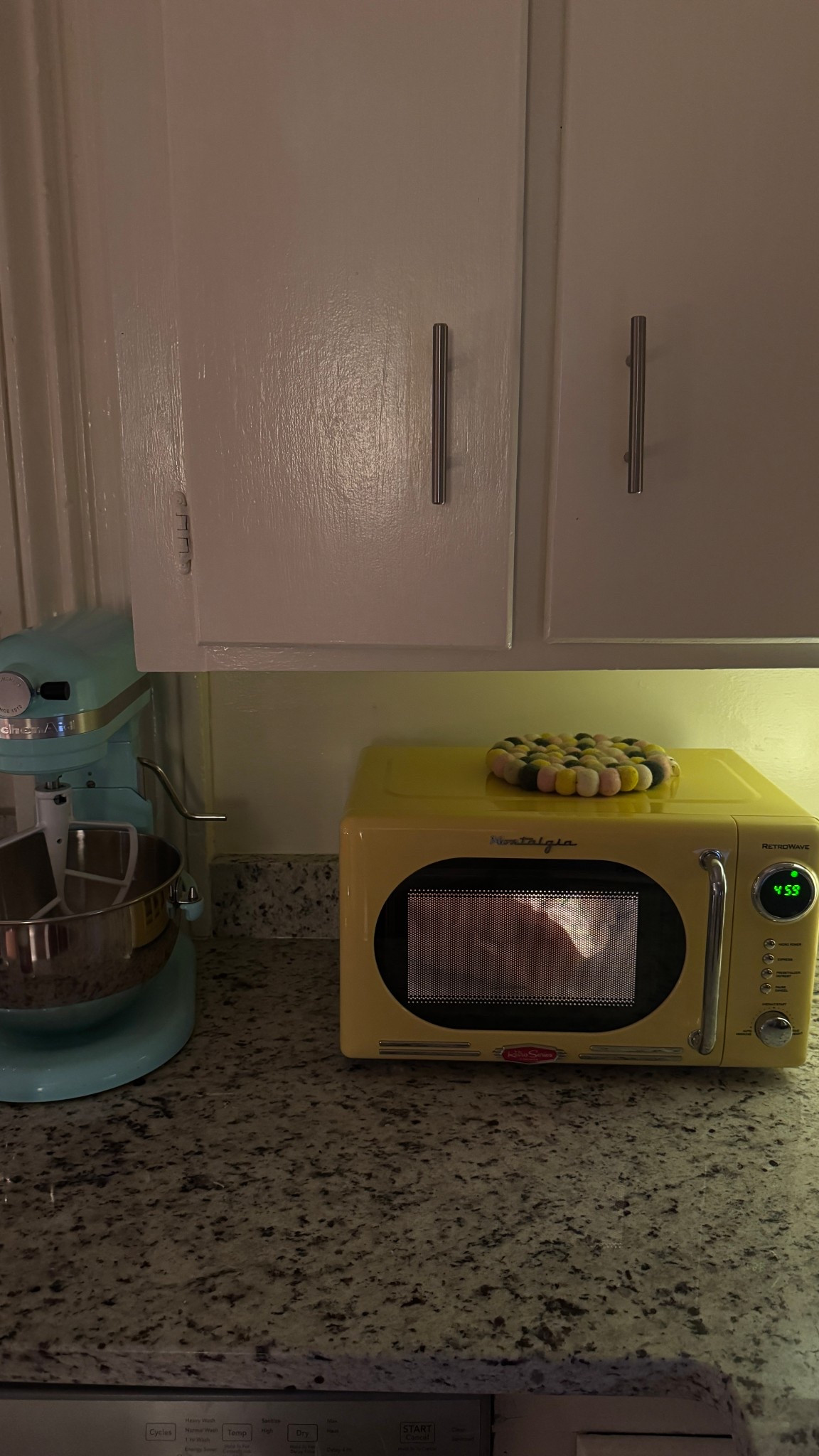obsessed with the yellow microwave 💛