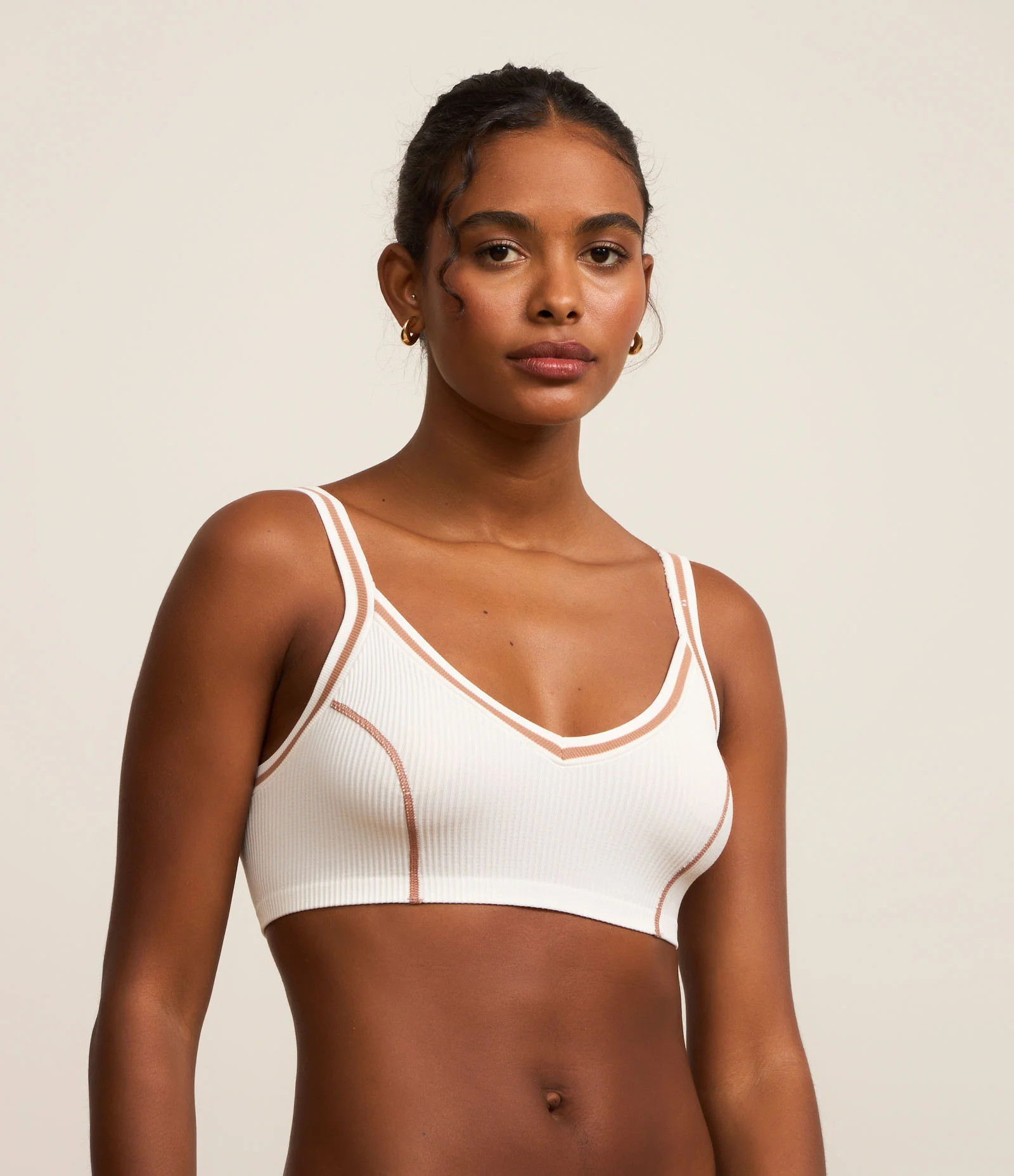 Sutiã Canelado em Poliamida Seamless com Recortes Contrastantes Off White - Lojas Renner | Renner (BR)