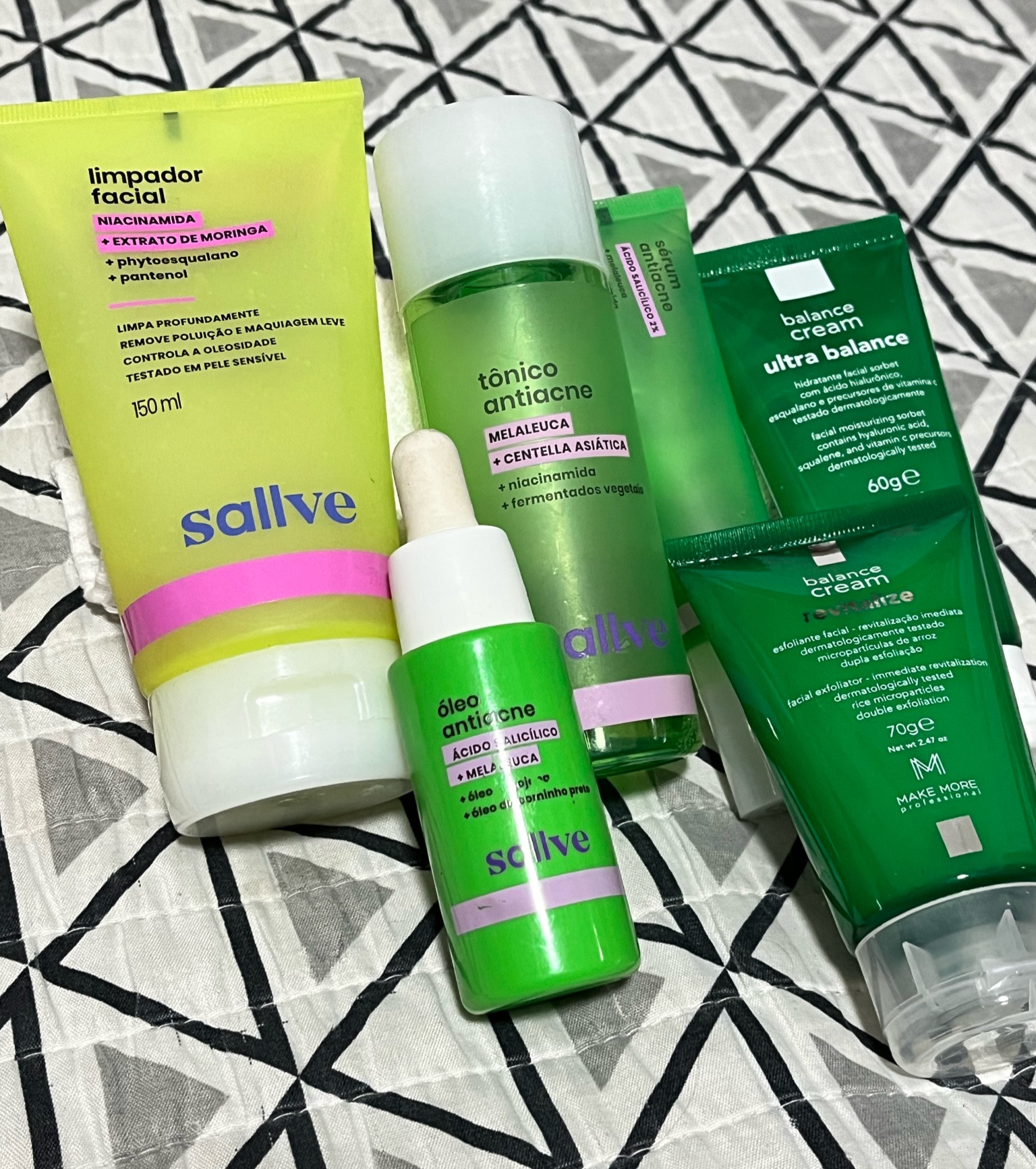 Skin Care da noite 🌃
.
.
Os produtos são:
- Limpador Facial (Sallve) 💛
- Esfoliante Revitalize (Make More) 💚
- Tônico Antiacne (Sallve) 💚
- Sérum Antiacne (Sallve) 💚
- Hidratante Ultra Balance (Make More) 💚
- Óleo Antiacne (Sallve) 💚
.
.
Usando esses produtos fizeram com que a minha pele ficasse mais uniforme e com menos espinhas

#LTKbrasil #LTKFind #LTKbeauty