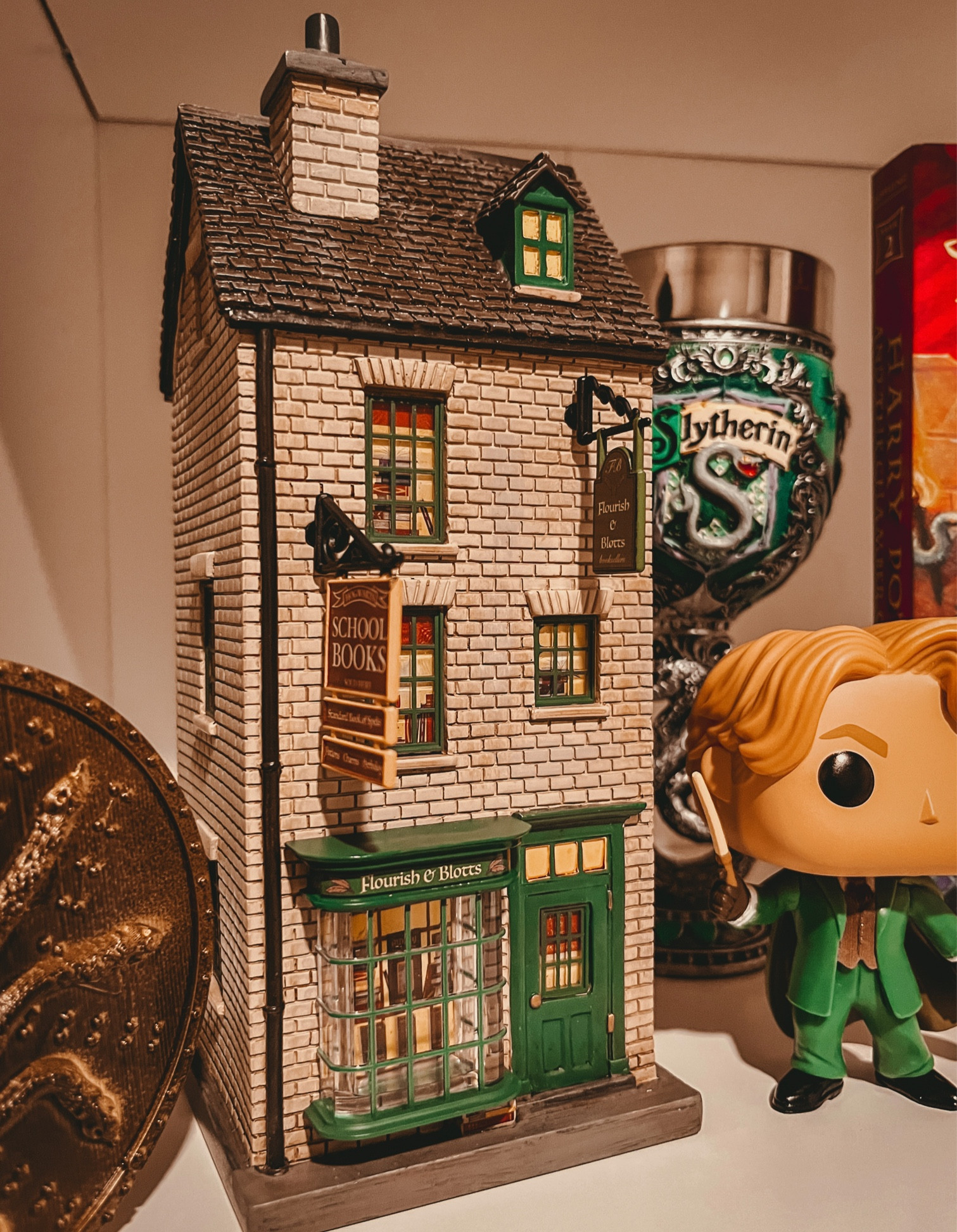 Flourish & Blotts 💚 

This is my first Harry Potter piece from Department 56 and it doesn’t disappoint! I can’t wait to get more staple pieces from this village collection!! 

#harrypotter #harrypottercollection #potterhead 

#LTKHolidaySale #LTKSeasonal #LTKGiftGuide