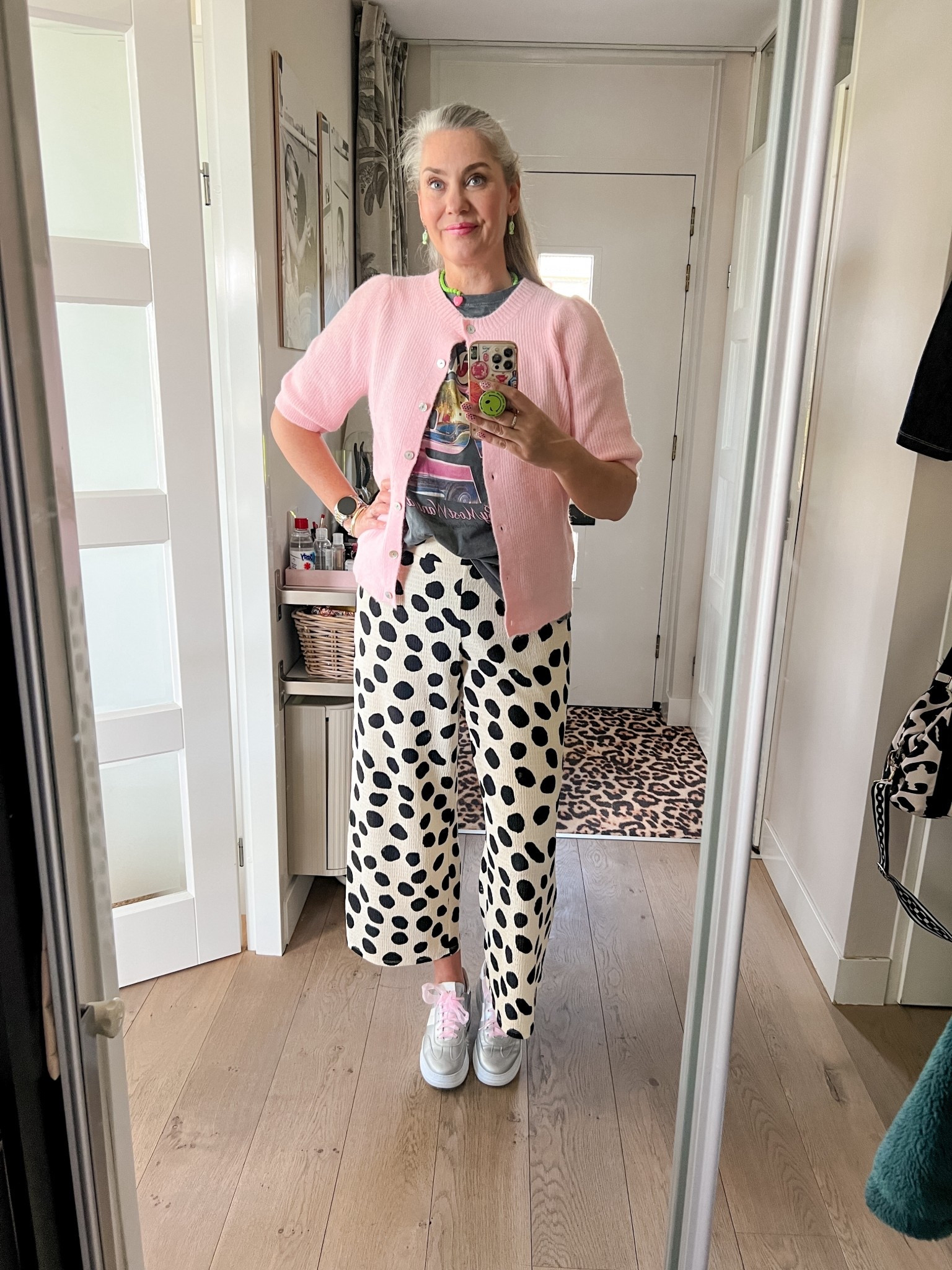 OOTD - Zondag. Roze vestje met korte mouwen (M, https://ms-mode-nl.mtpc.se/5975478), T-shirt met print (M, https://most-wanted-nl.mtpc.se/6112510), polkadot culotte broek (L, oud bonprix), zilveren sneakers (Red Rag) met roze lint veters. 

#LTKeurope #LTKnederlands #LTKstyletip