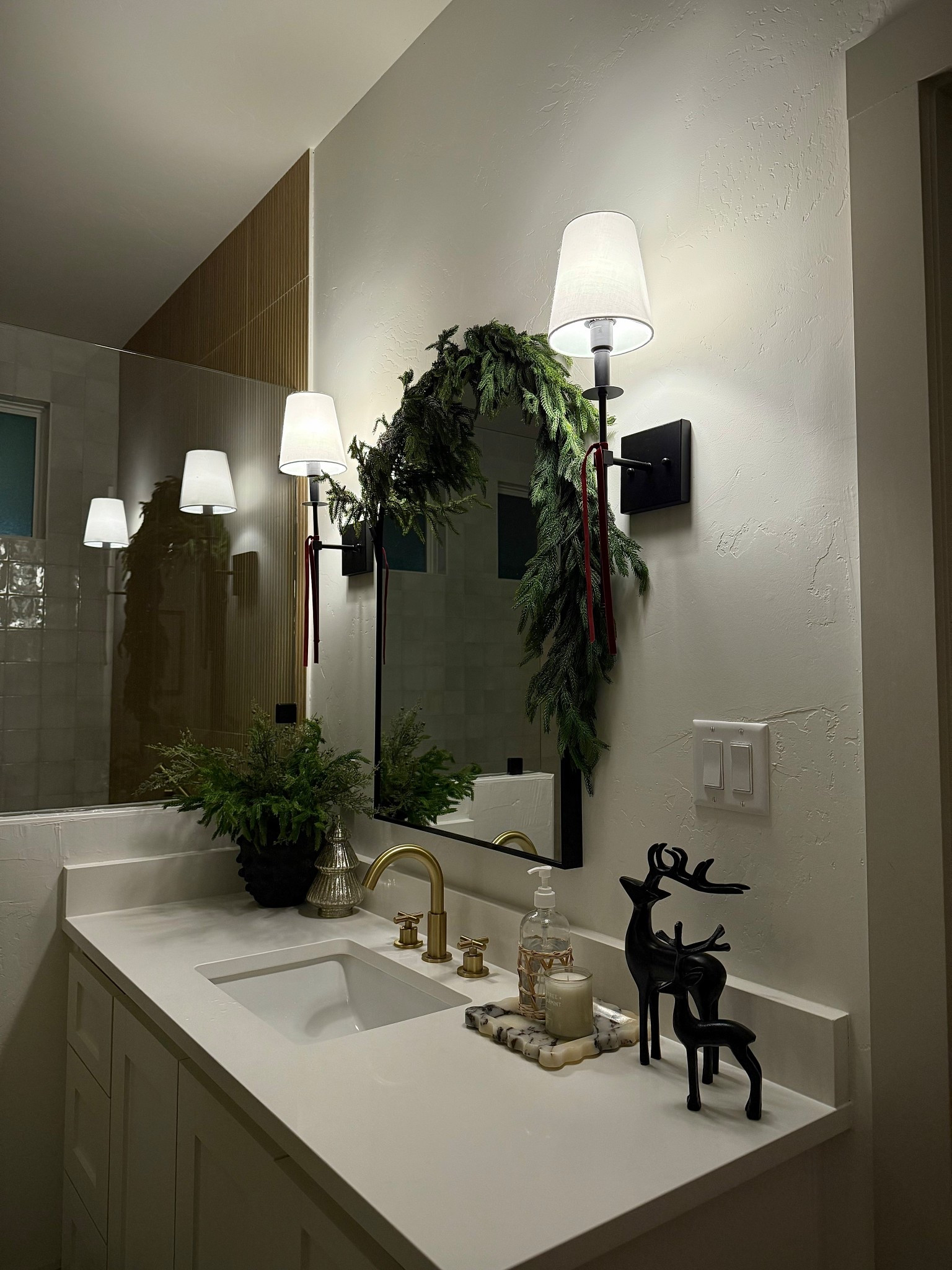 A holiday touch to the bathroom ✔️✨

#LTKHome #LTKHoliday #LTKFindsUnder100