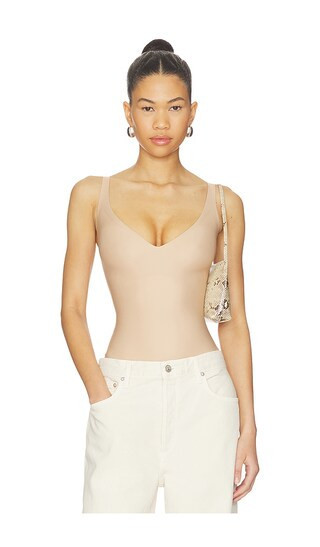 SKIMS Body Core Sculpt Plunge Thong Bodysuit in Nude. - size XXL | Revolve Clothing (Global)