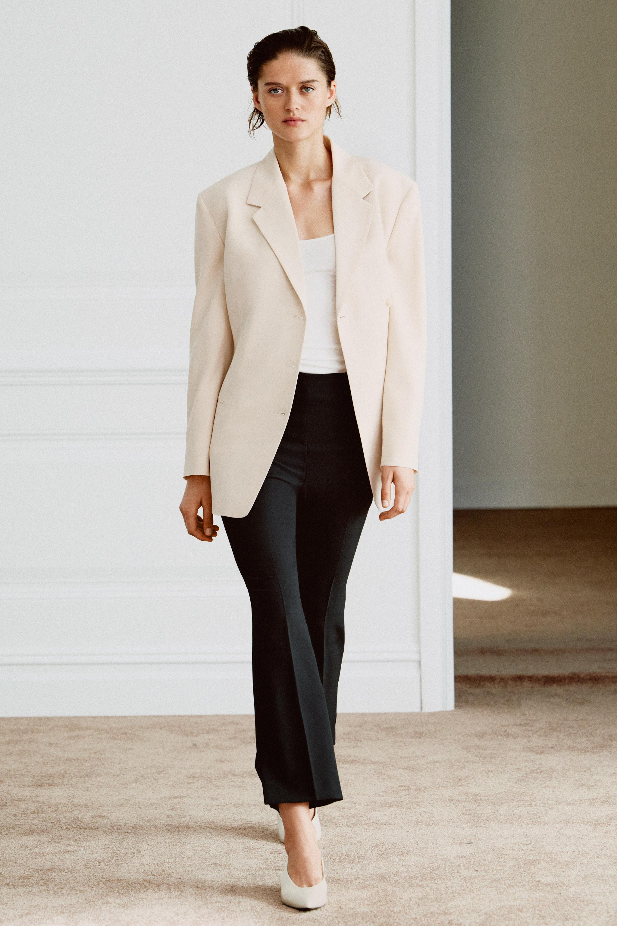 ZARA WOMAN COLLECTIONHose mit hohem Bund aus Viskosegarn (23 %). Mit Bügelfalte. Seitenschlitze ... | Zara DE